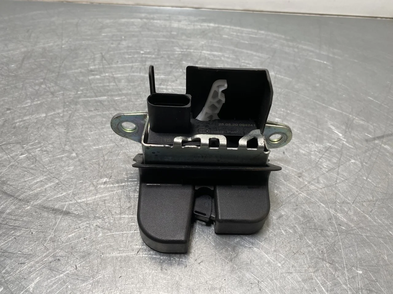 Volkswagen ID.3 2021- Tailgate lock