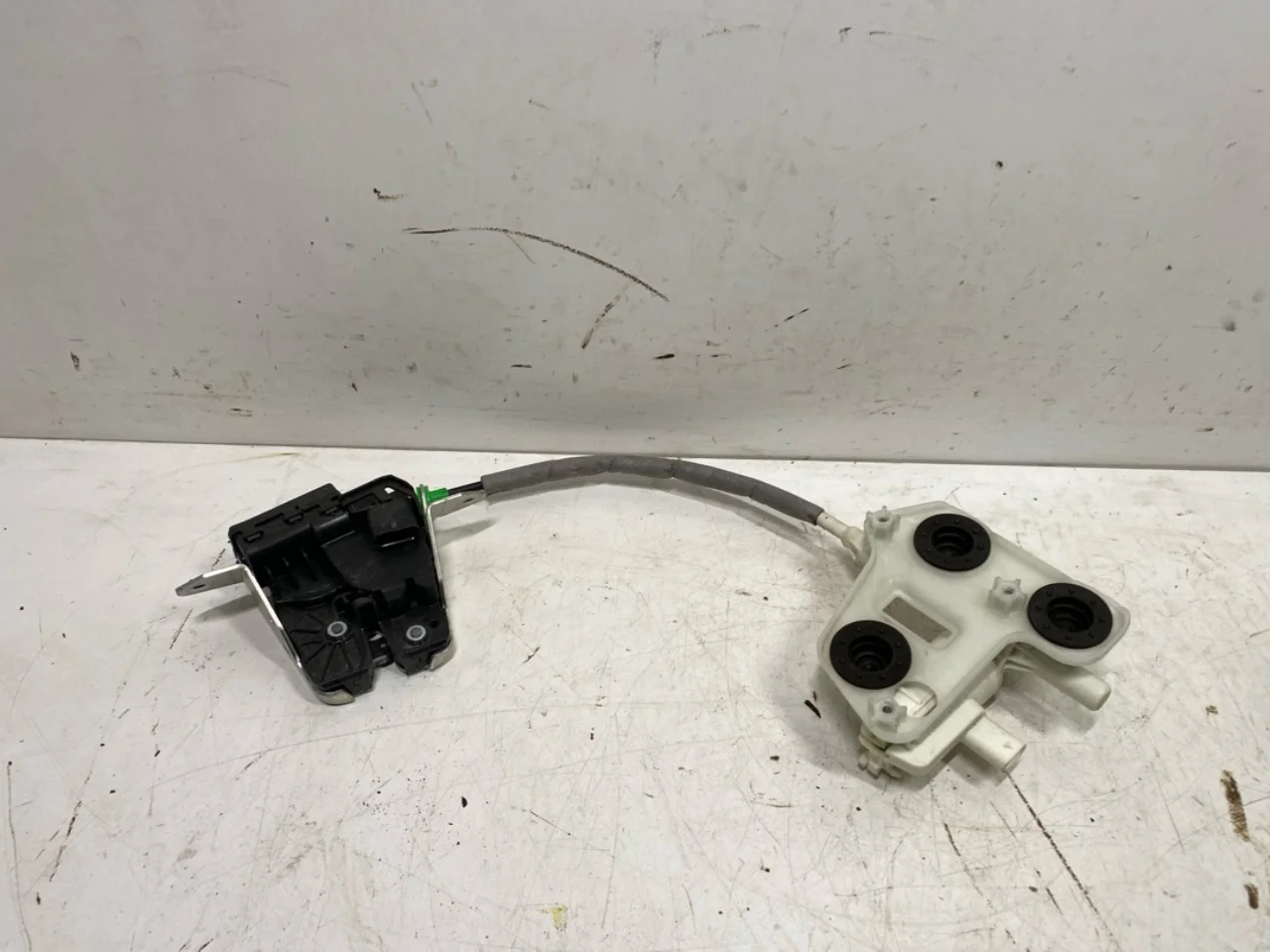 Mercedes EQA H243 2021- Tailgate lock