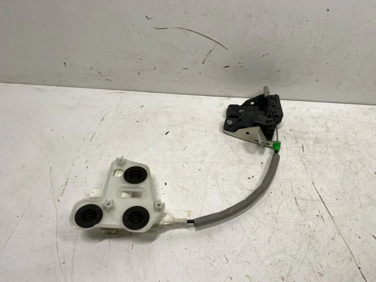 Mercedes EQA H243 2021- Tailgate lock view 3