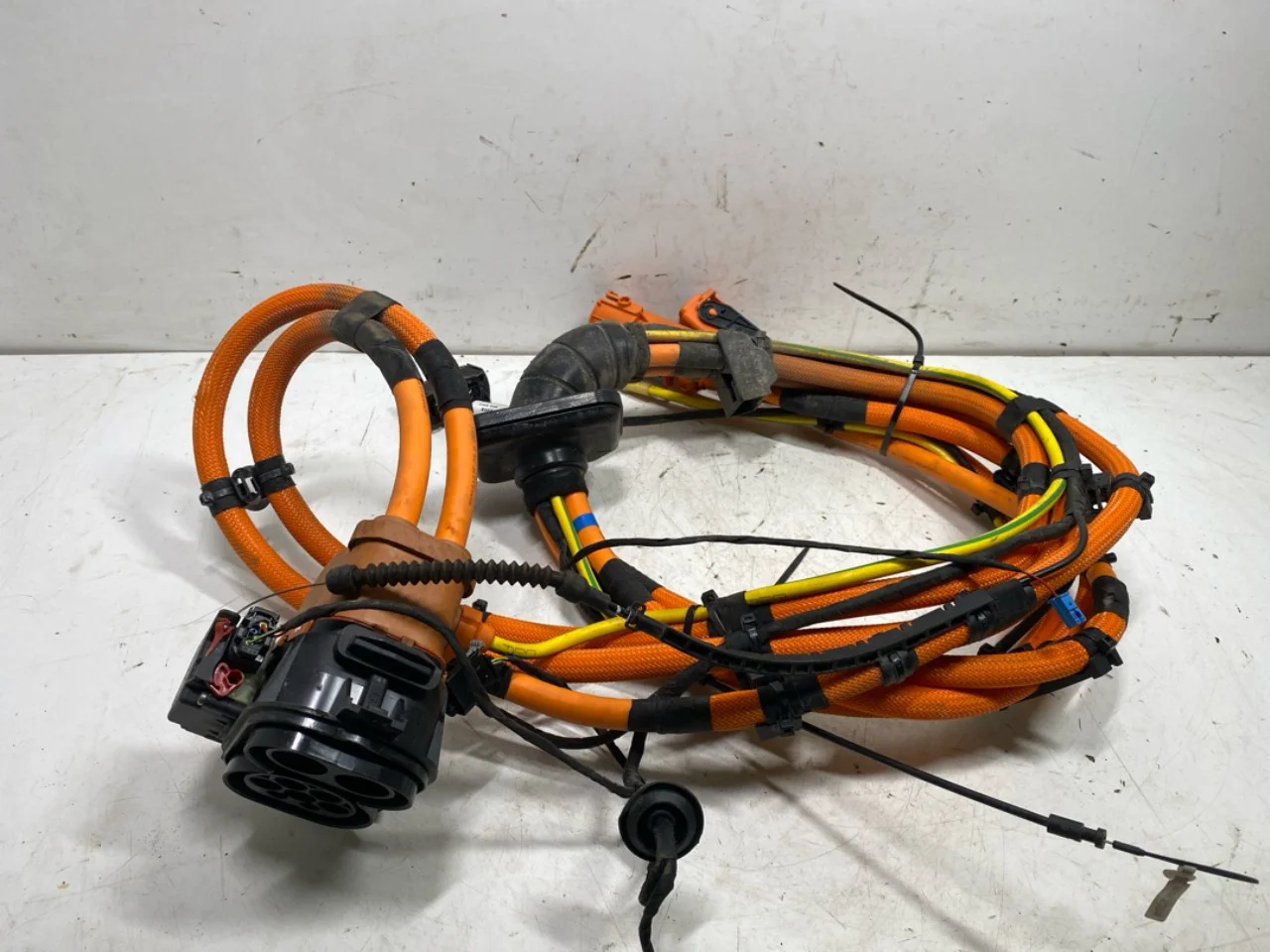 Mercedes EQA H243 2021- Capac port încărcare, electric / hibrid vedere 3