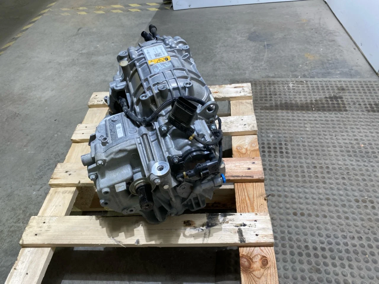 Mercedes EQA H243 2021- Elektromos motor, hátsó nézet 2