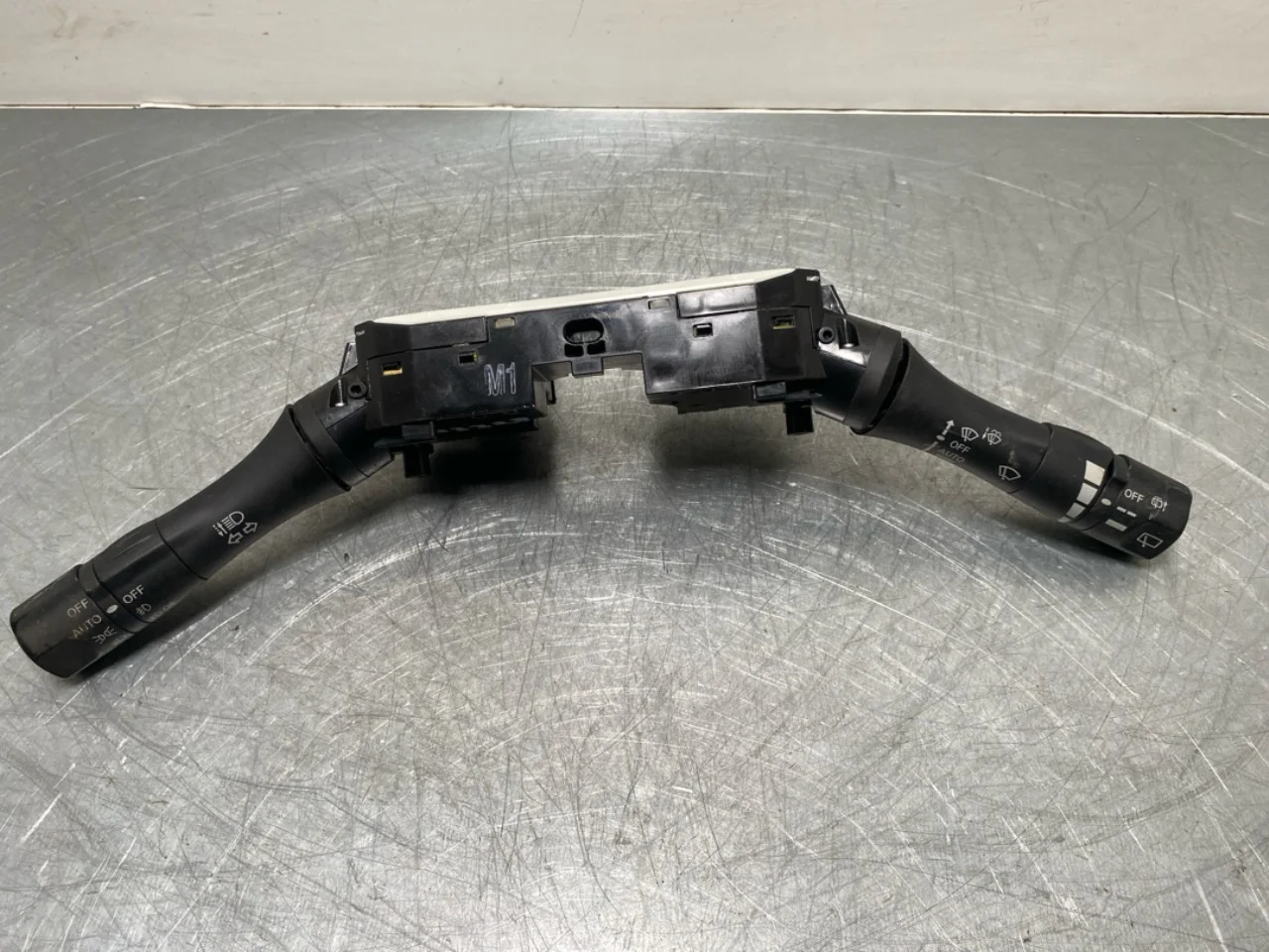 Nissan LEAF 2011-17 Steering column switches view 2