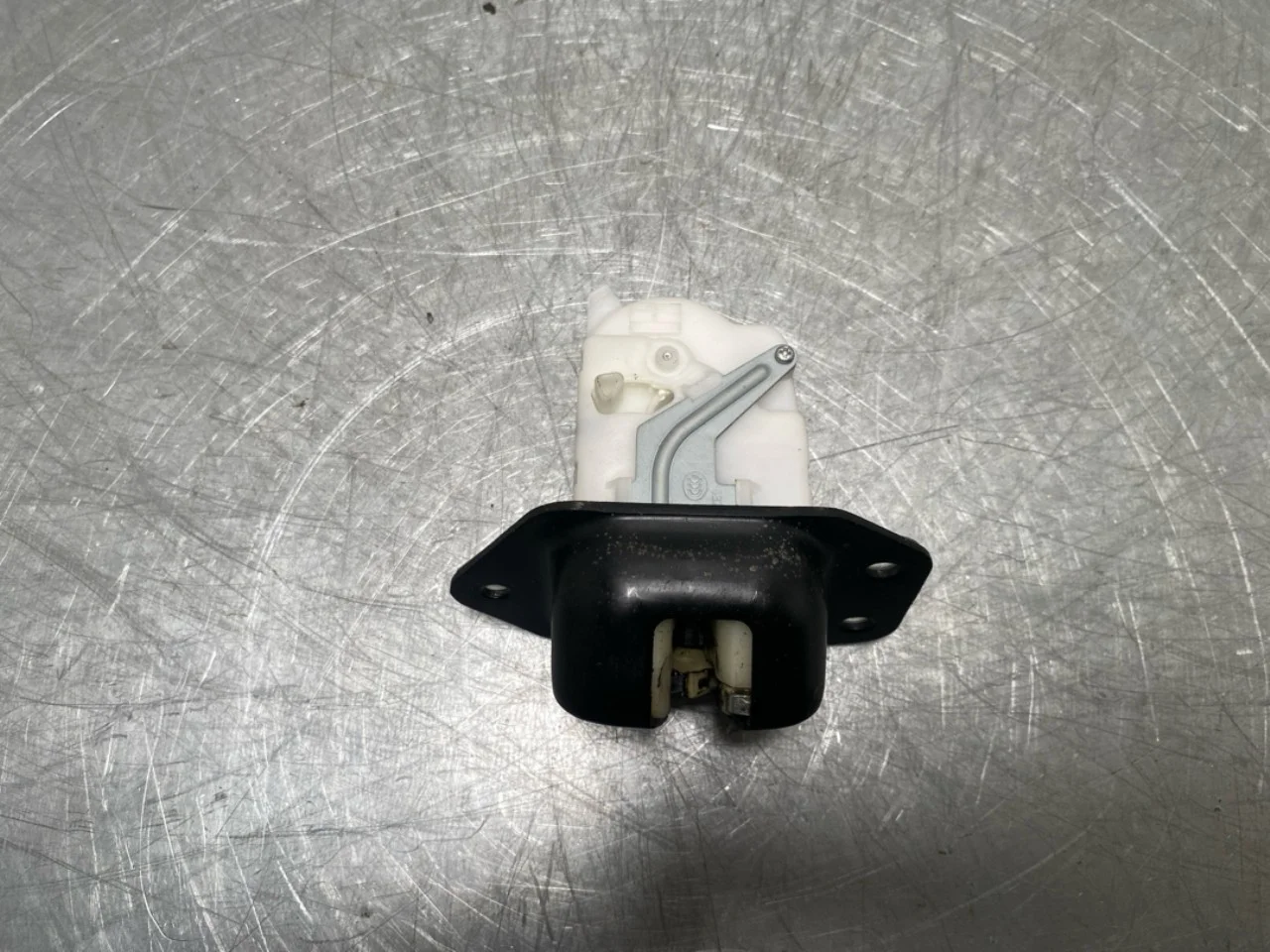 Nissan LEAF 2011-17 Tailgate lock view 2