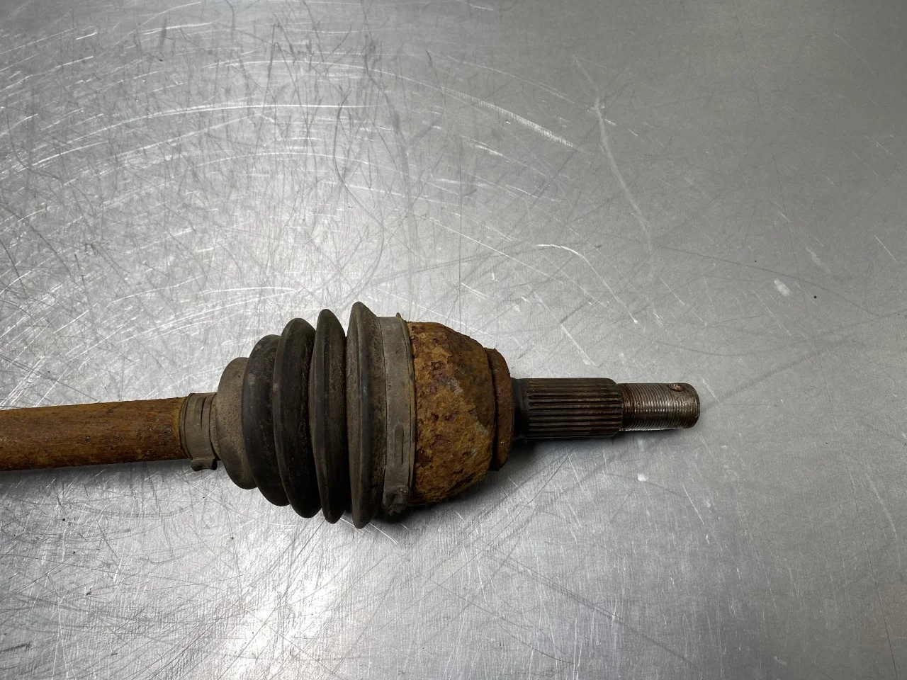 Nissan LEAF 2011-17 Front right driveshaft view 3