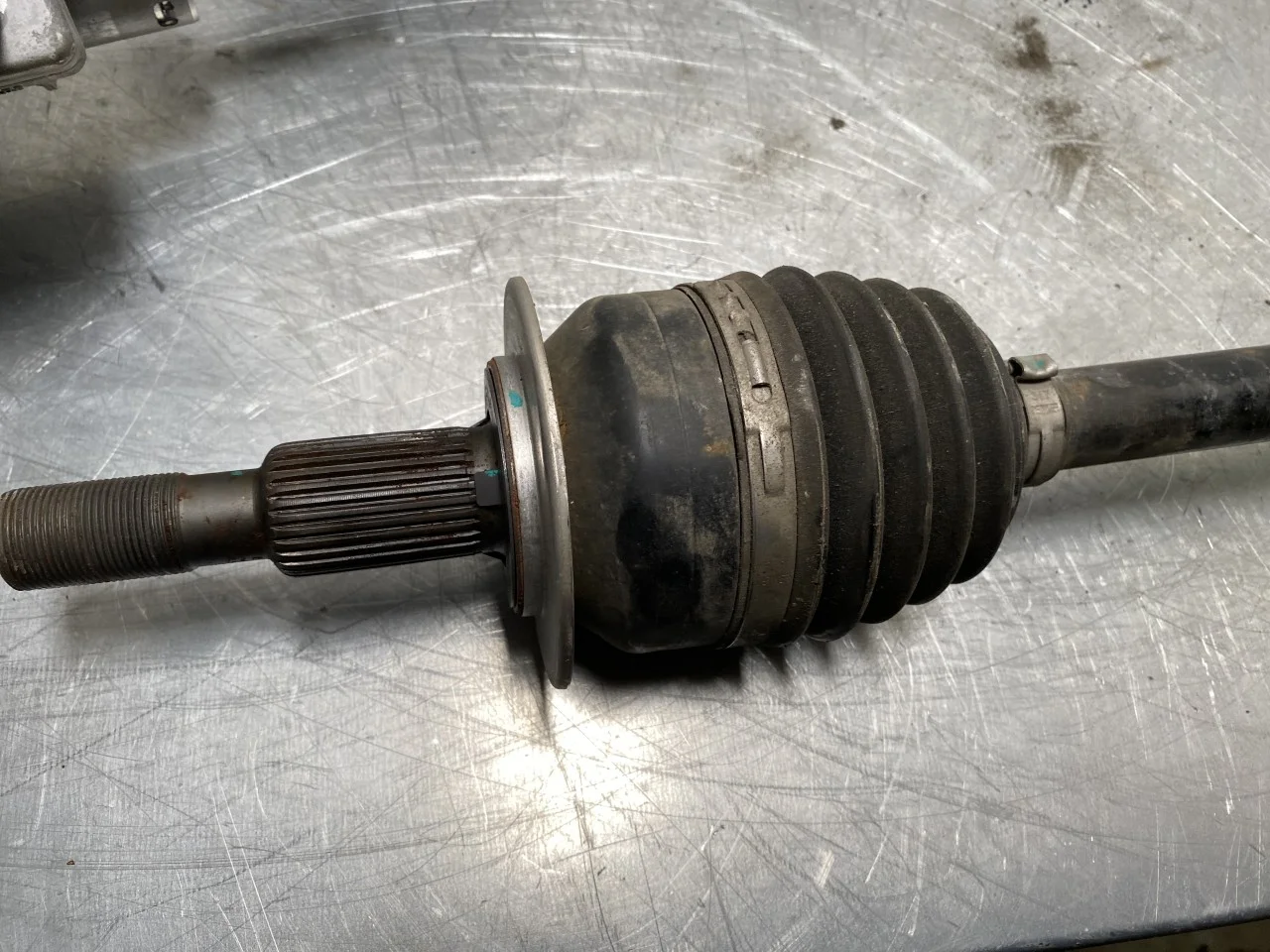 Nio ES8 23-24 Rear right driveshaft view 2