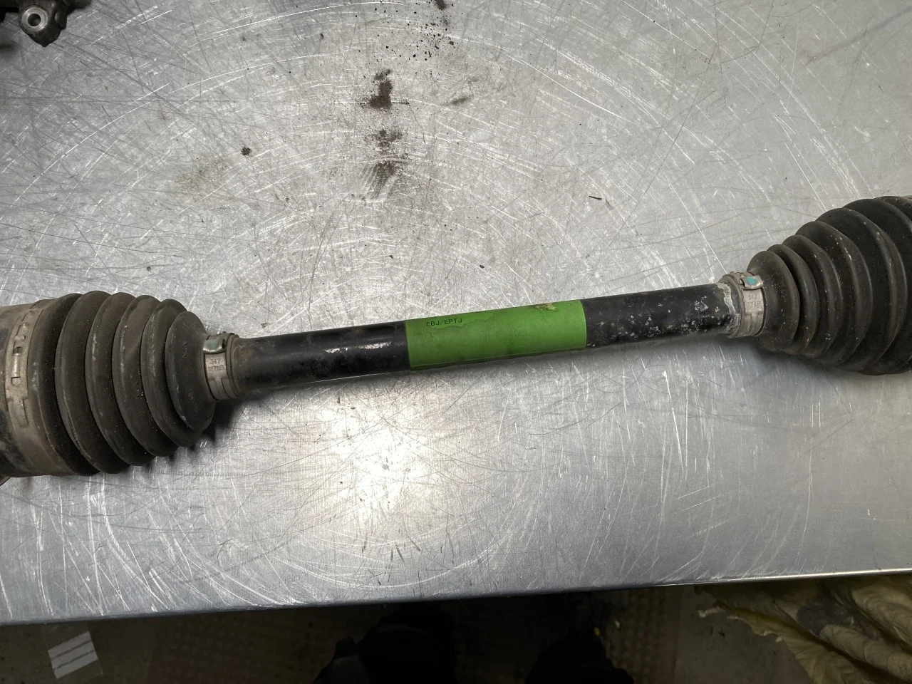 Nio ES8 23-24 Rear right driveshaft view 4