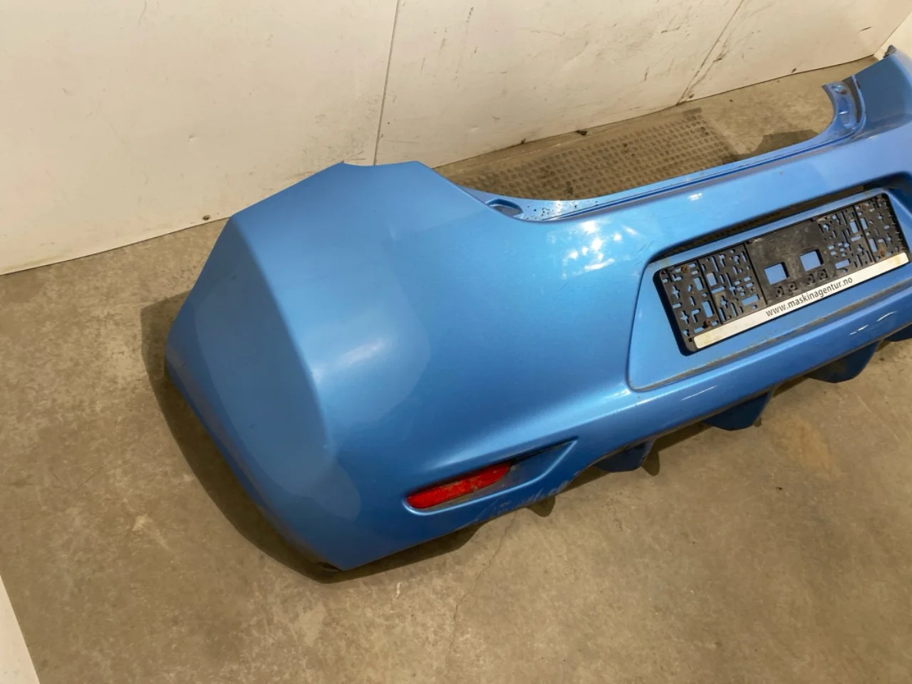Nissan LEAF 2011-17 Rear bumper view 2