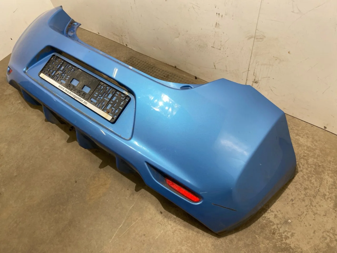 Nissan LEAF 2011-17 Rear bumper view 3