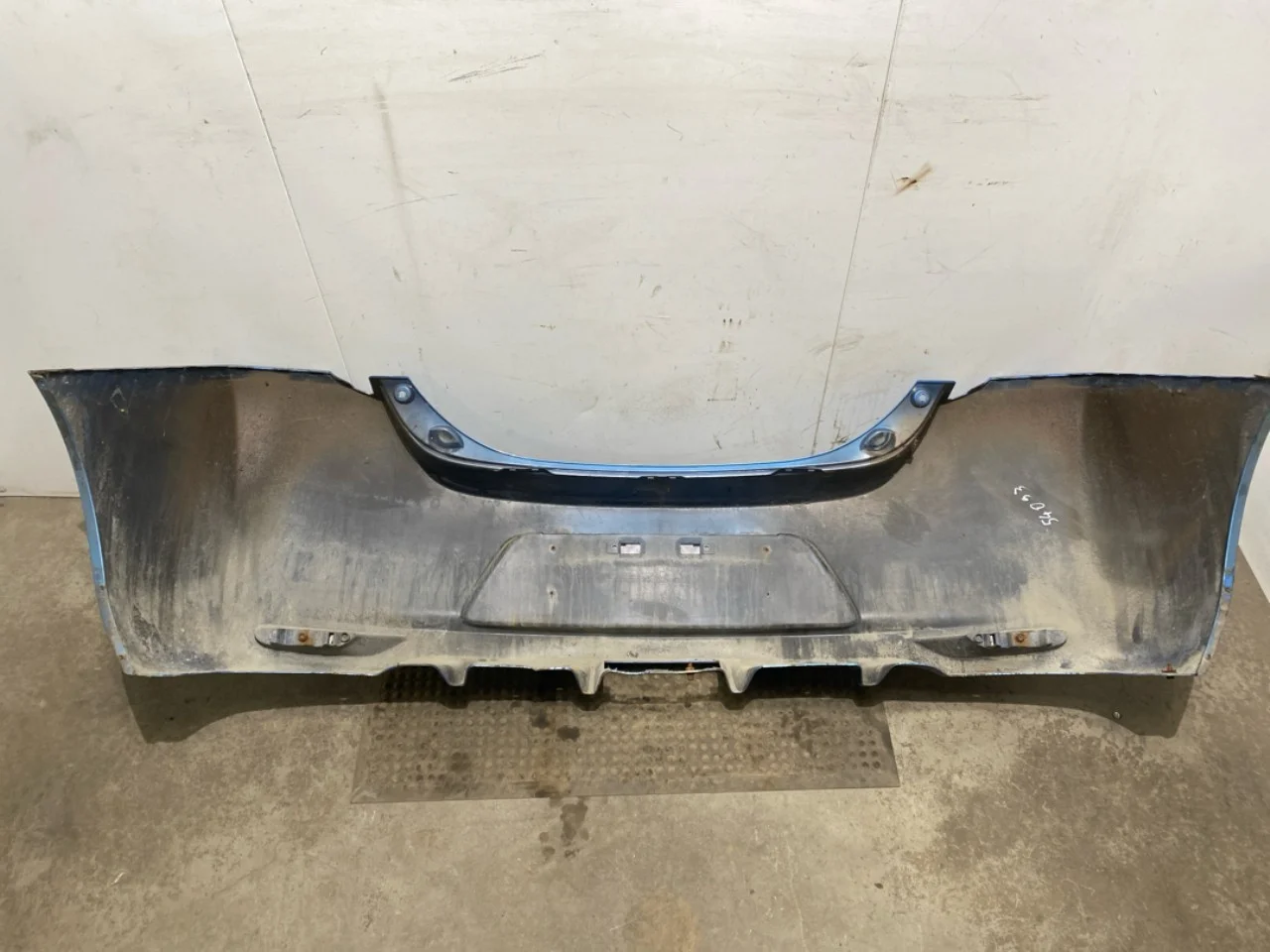 Nissan LEAF 2011-17 Rear bumper view 4