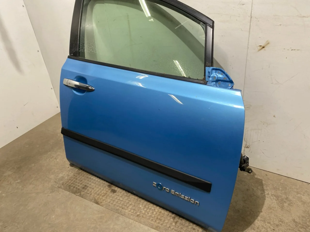 Nissan LEAF 2011-17 Ajtó, 4 ajtós, első, jobb nézet 3