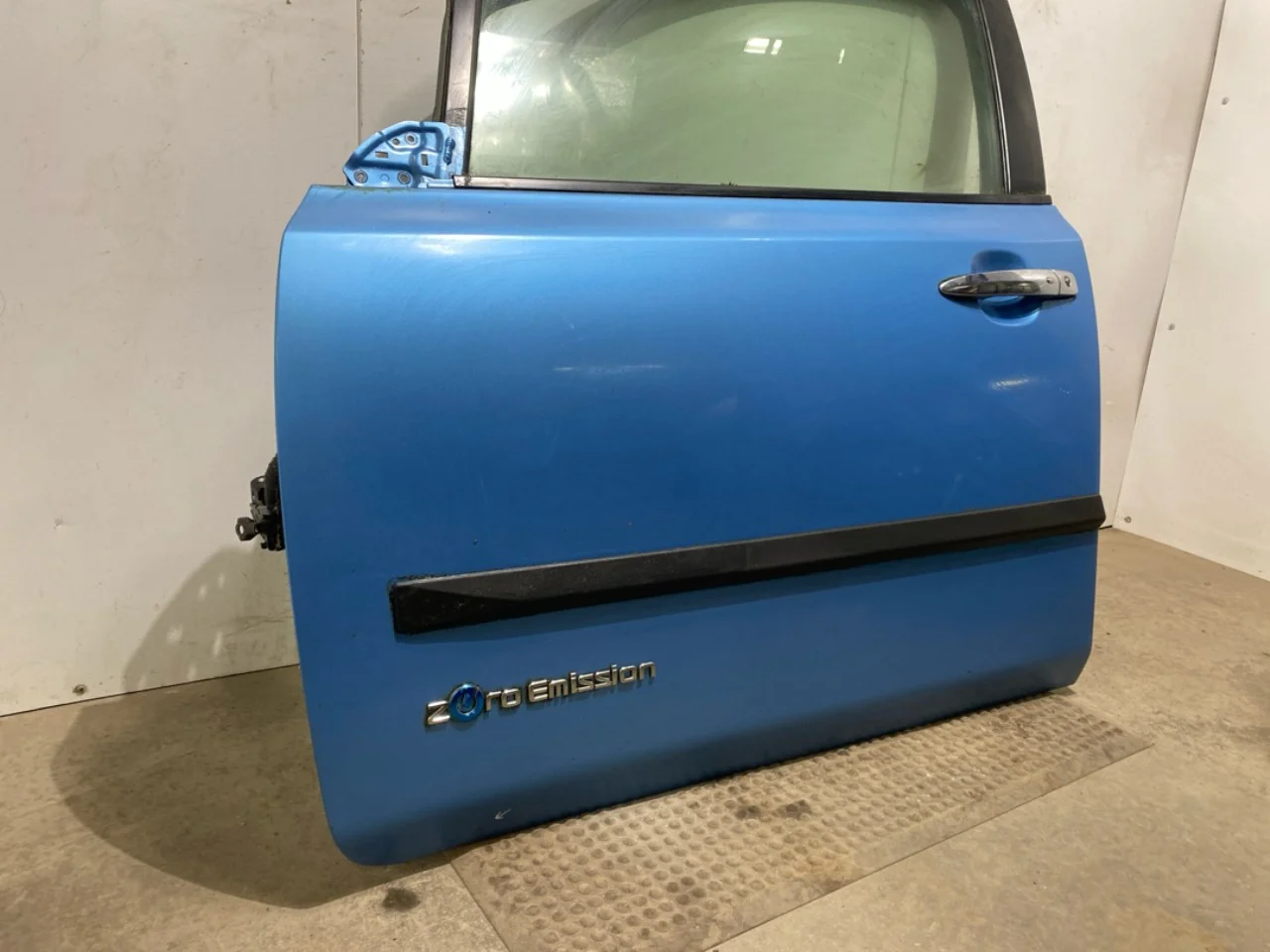 Nissan LEAF 2011-17 Ajtó, 4 ajtós, első, bal nézet 2