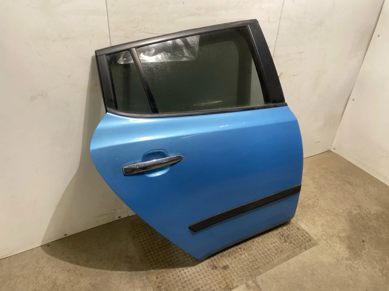 Nissan LEAF 2011-17 Door, 4-door, rear right view 2