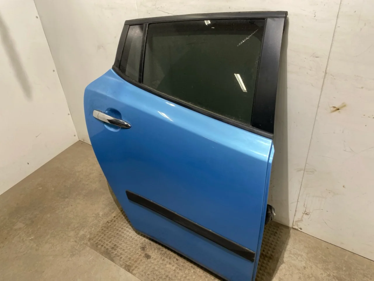 Nissan LEAF 2011-17 Door, 4-door, rear right view 3