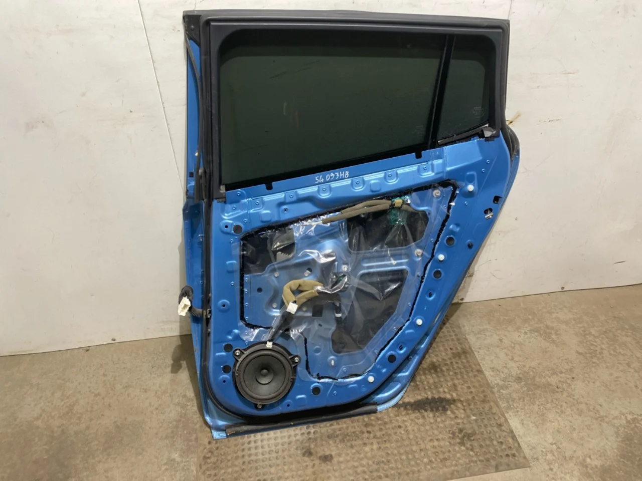 Nissan LEAF 2011-17 Door, 4-door, rear right view 4