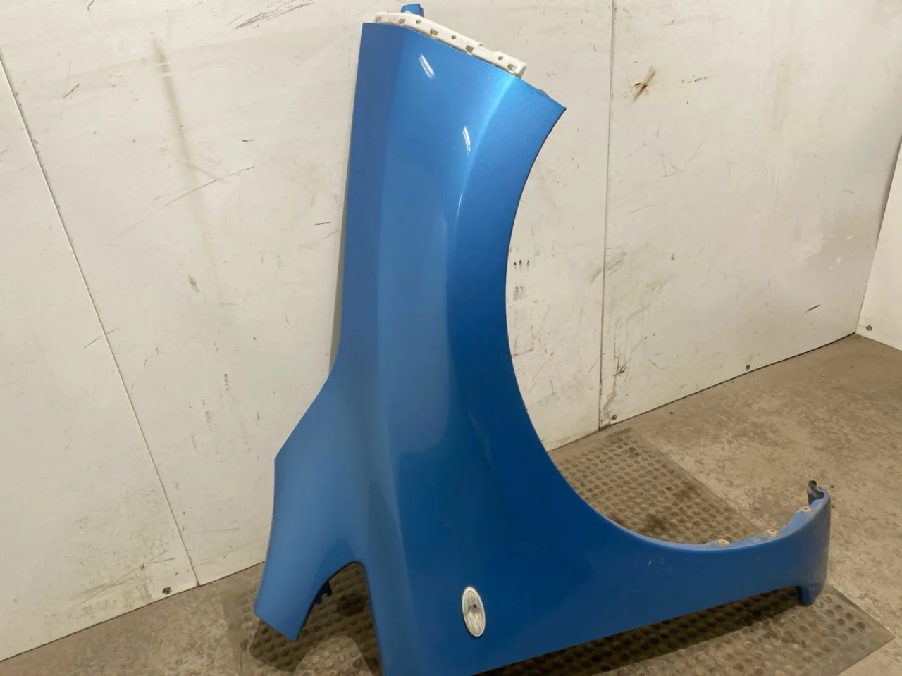 Nissan LEAF 2011-17 Front right fender view 2