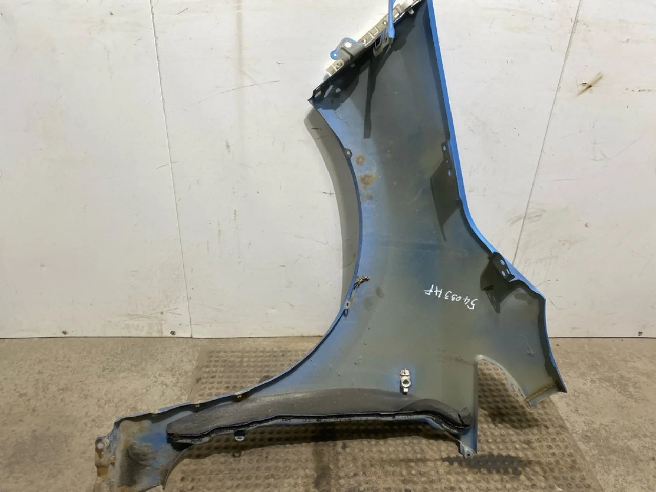 Nissan LEAF 2011-17 Front right fender view 3