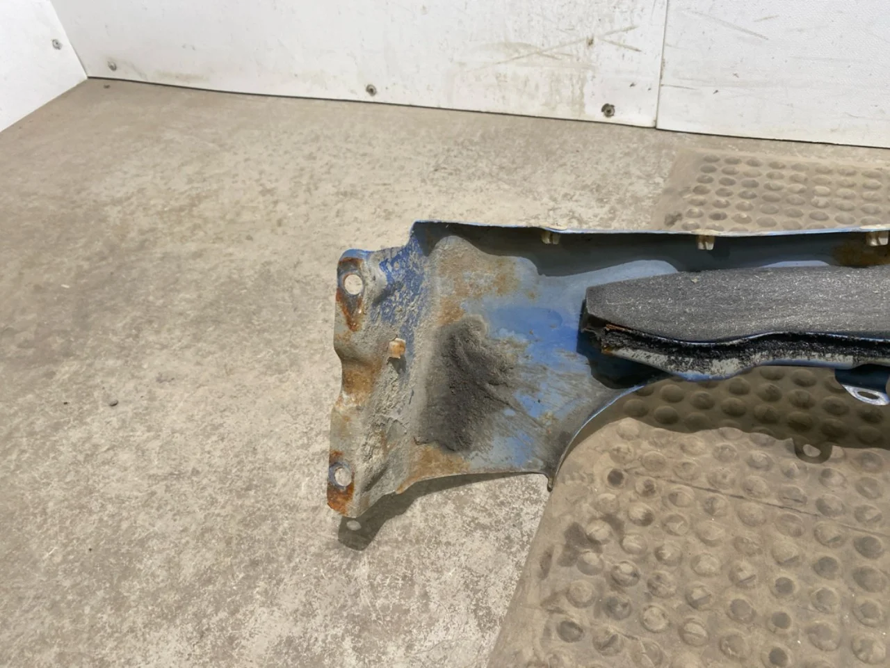 Nissan LEAF 2011-17 Front right fender view 4