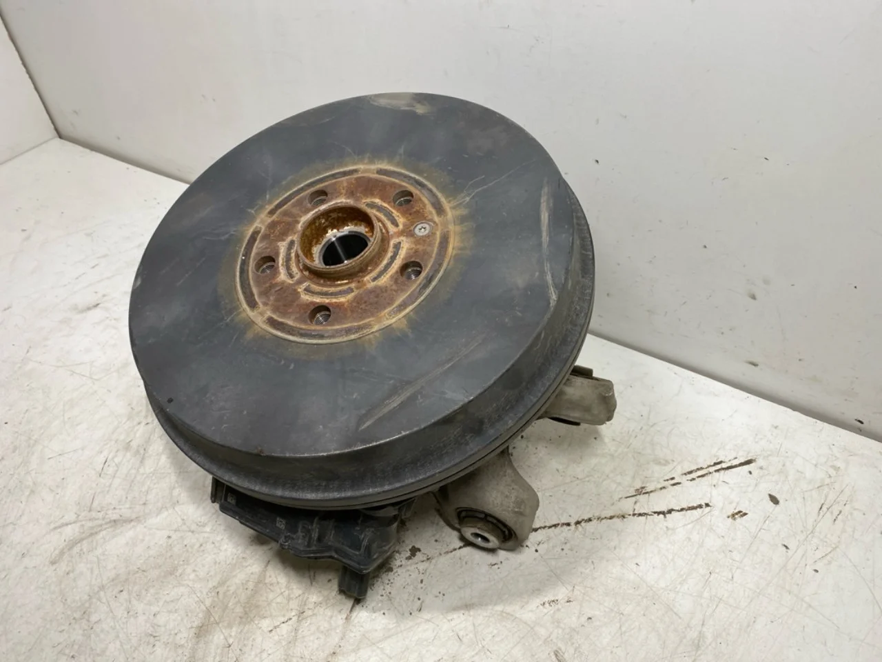 Skoda ENYAQ IV 2021- Stub axle carrier, right rear view 2