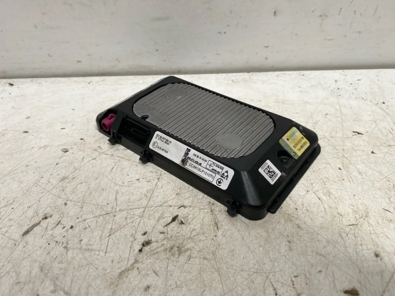 Skoda ENYAQ IV 2021- Antenna amplifier view 2