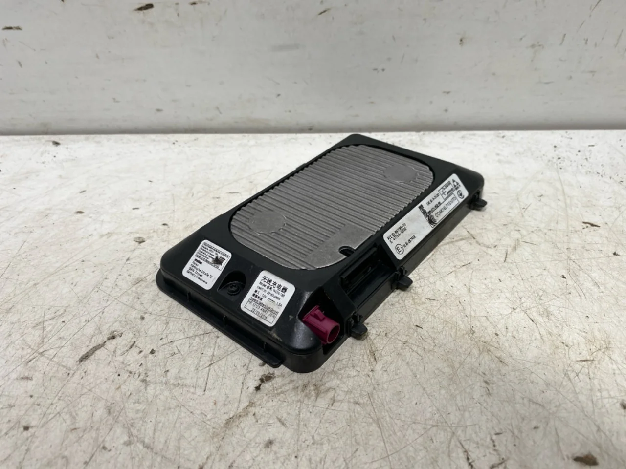 Skoda ENYAQ IV 2021- Antenna amplifier view 3