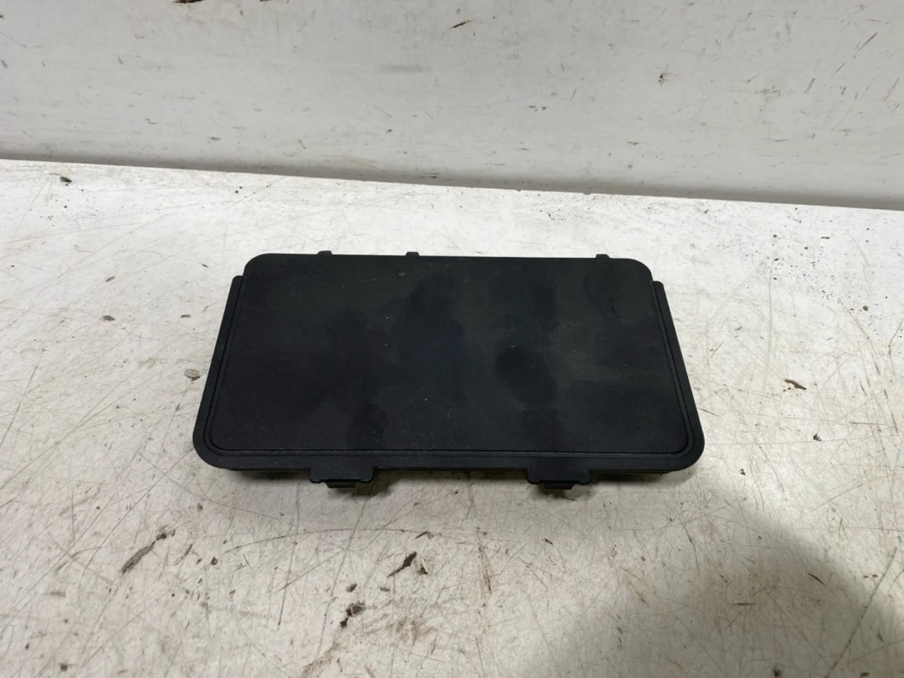 Skoda ENYAQ IV 2021- Antenna amplifier view 4