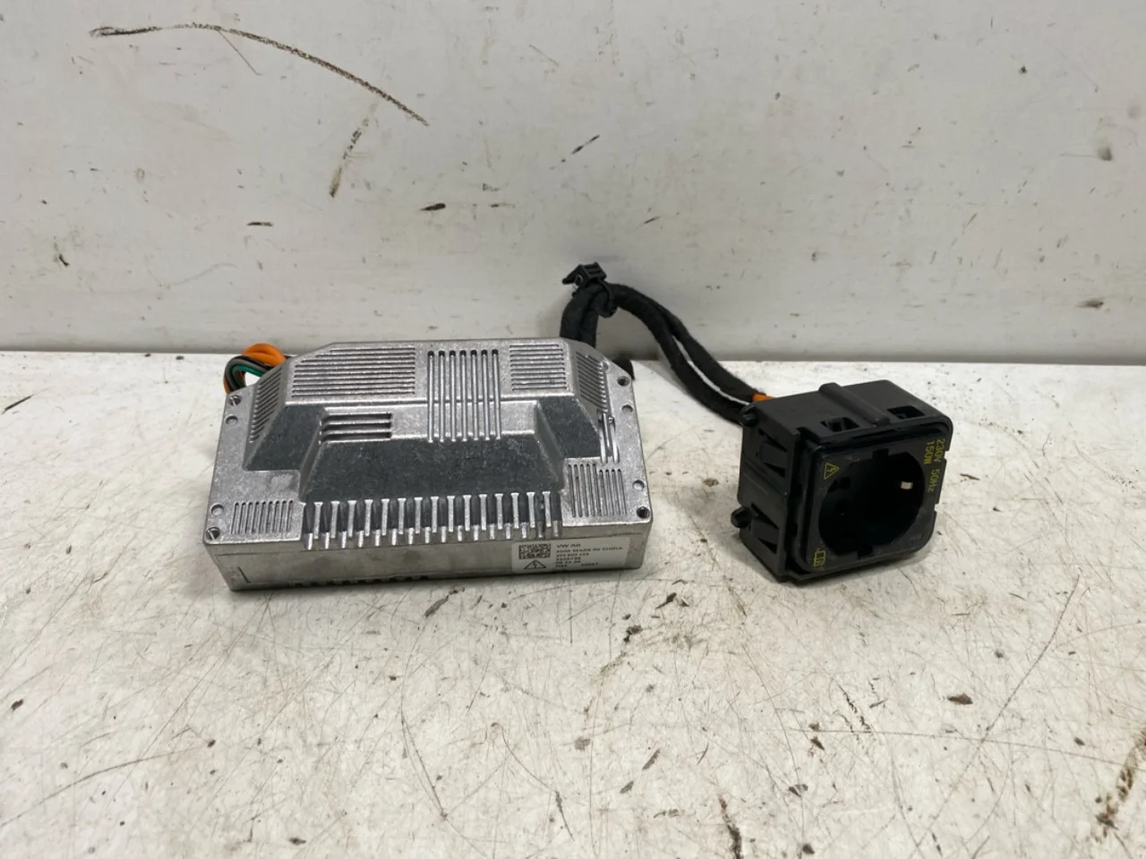 Skoda ENYAQ IV 2021- Invertor, 12-220V