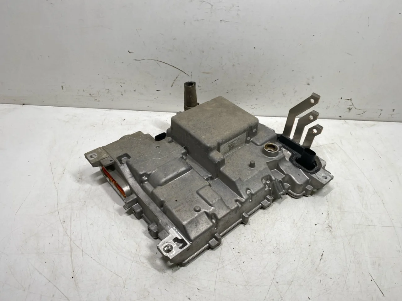 Skoda ENYAQ IV 2021- Inverter, 12-220V view 3