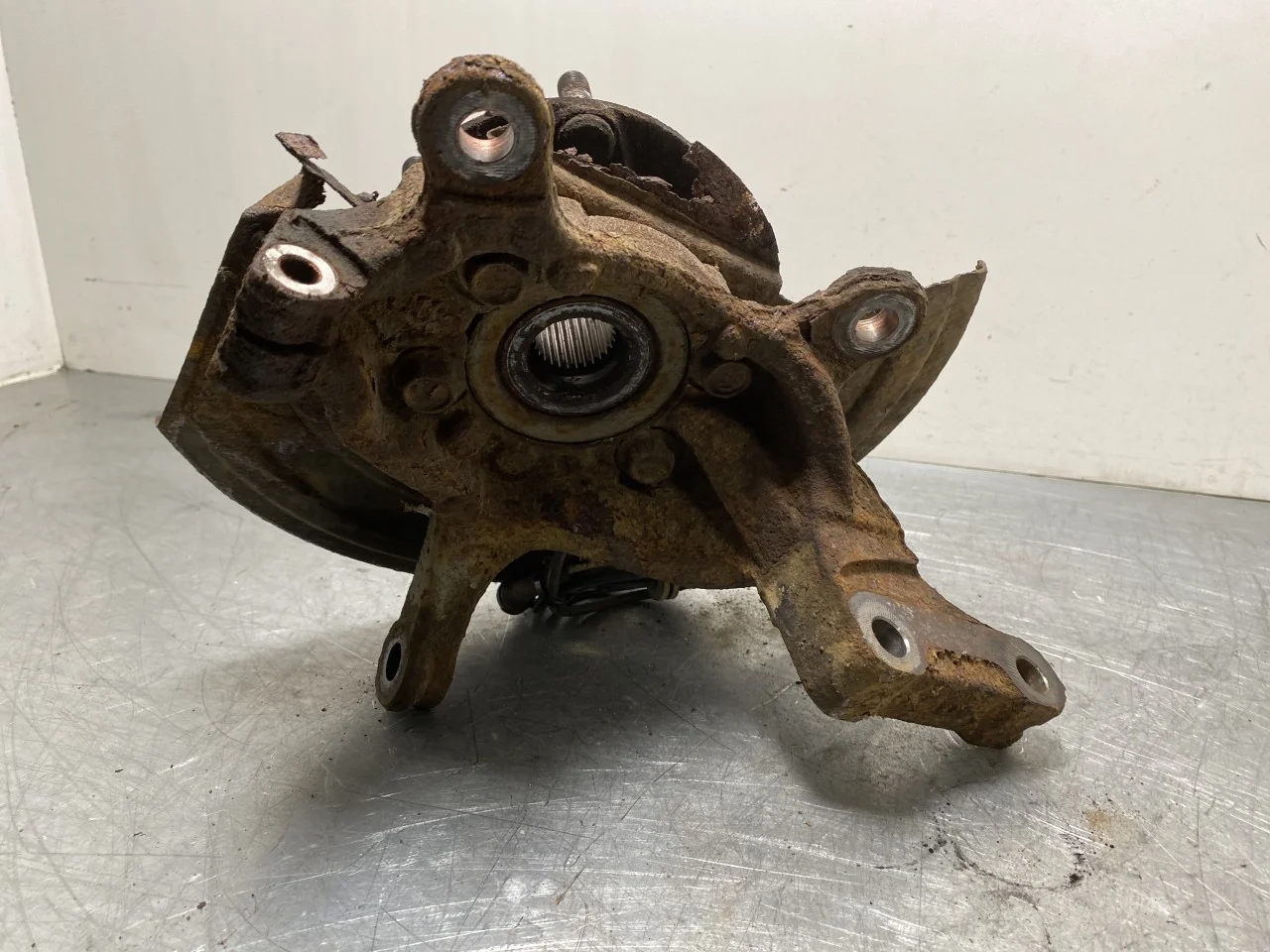 Nissan LEAF 2011-17 Front right steering knuckle view 4