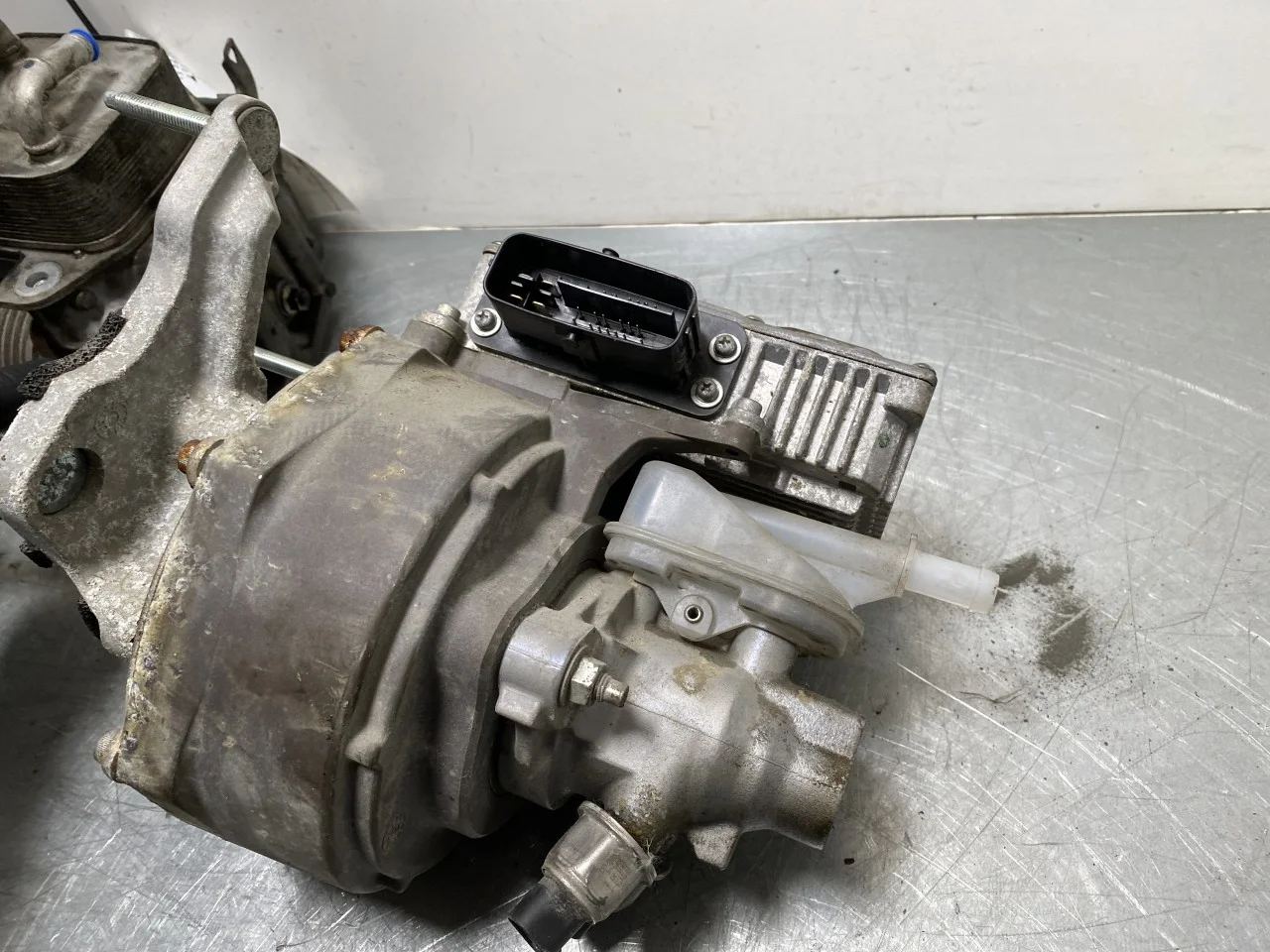 Nissan LEAF 2011-17 Brake booster view 3