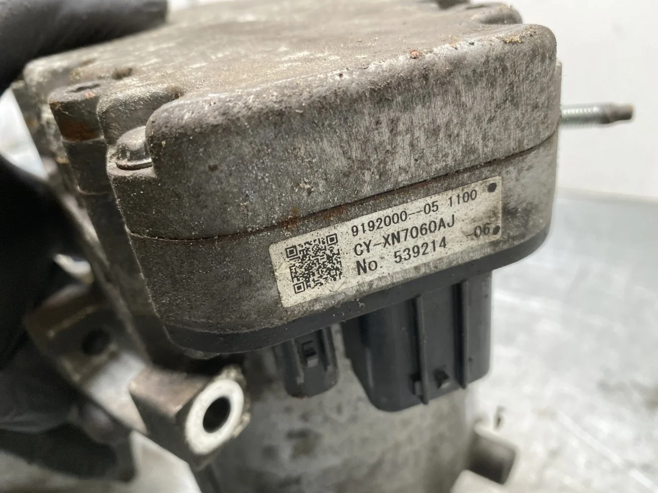 Nissan LEAF 2011-17 A/C compressor view 3