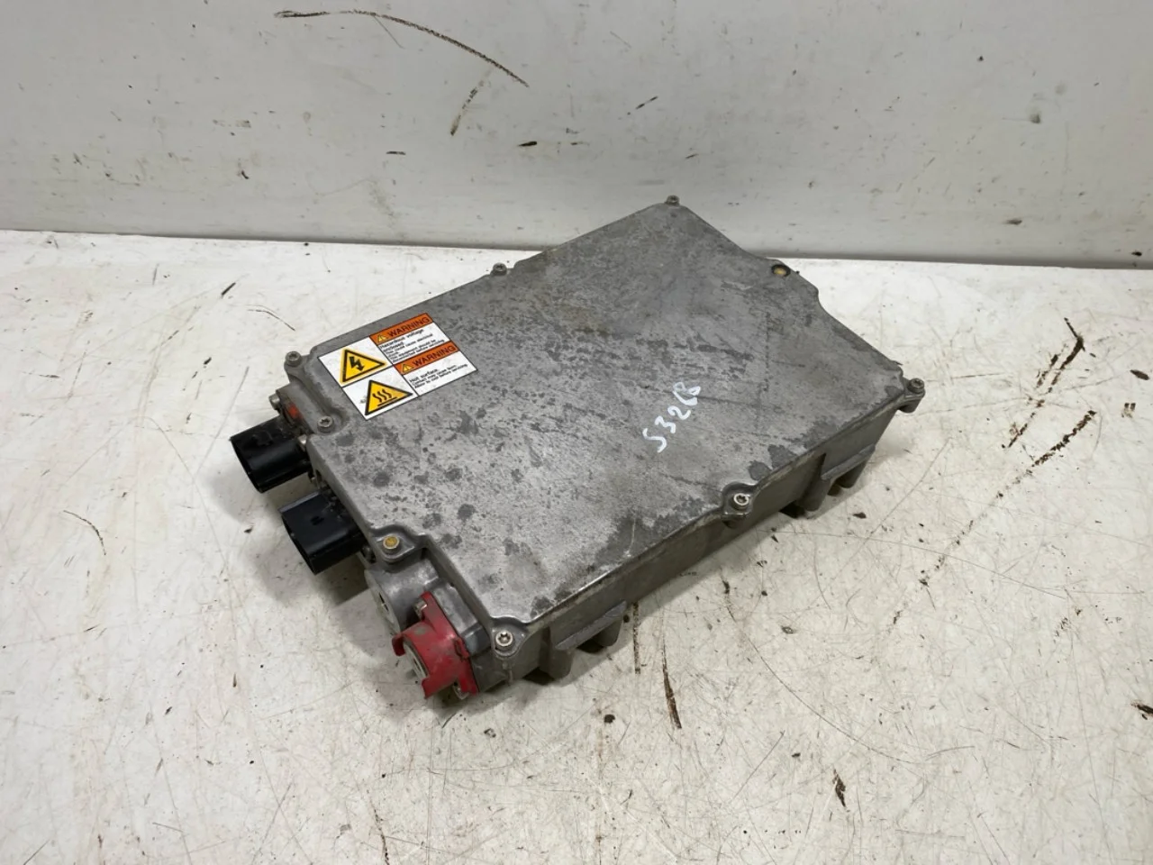 Mercedes B 180-200 W246/W242 2012-19 Voltage converter, battery view 3