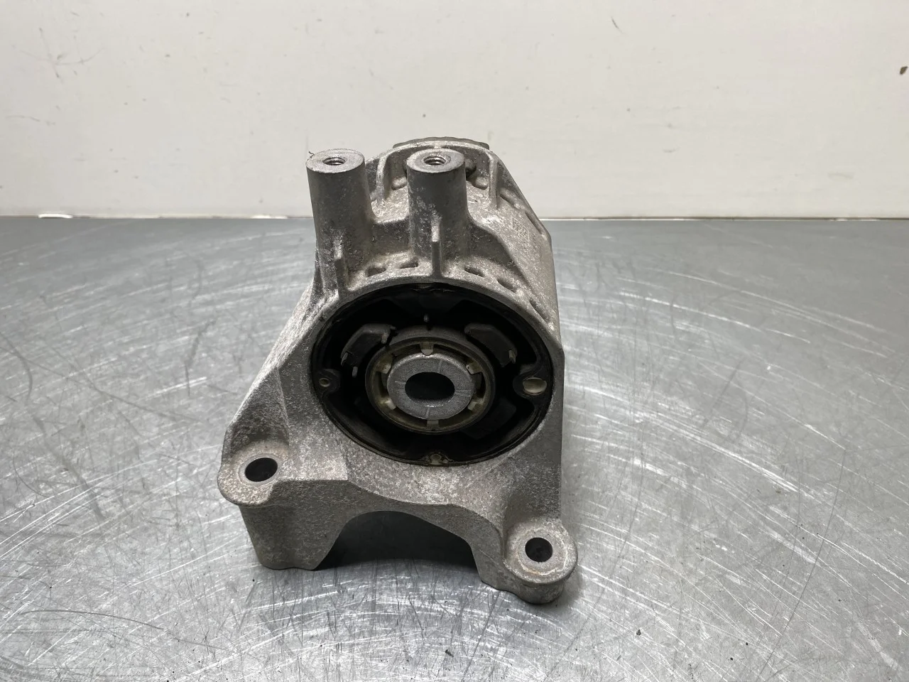 BMW I4 G26 2021-> Engine mount, steel / aluminum