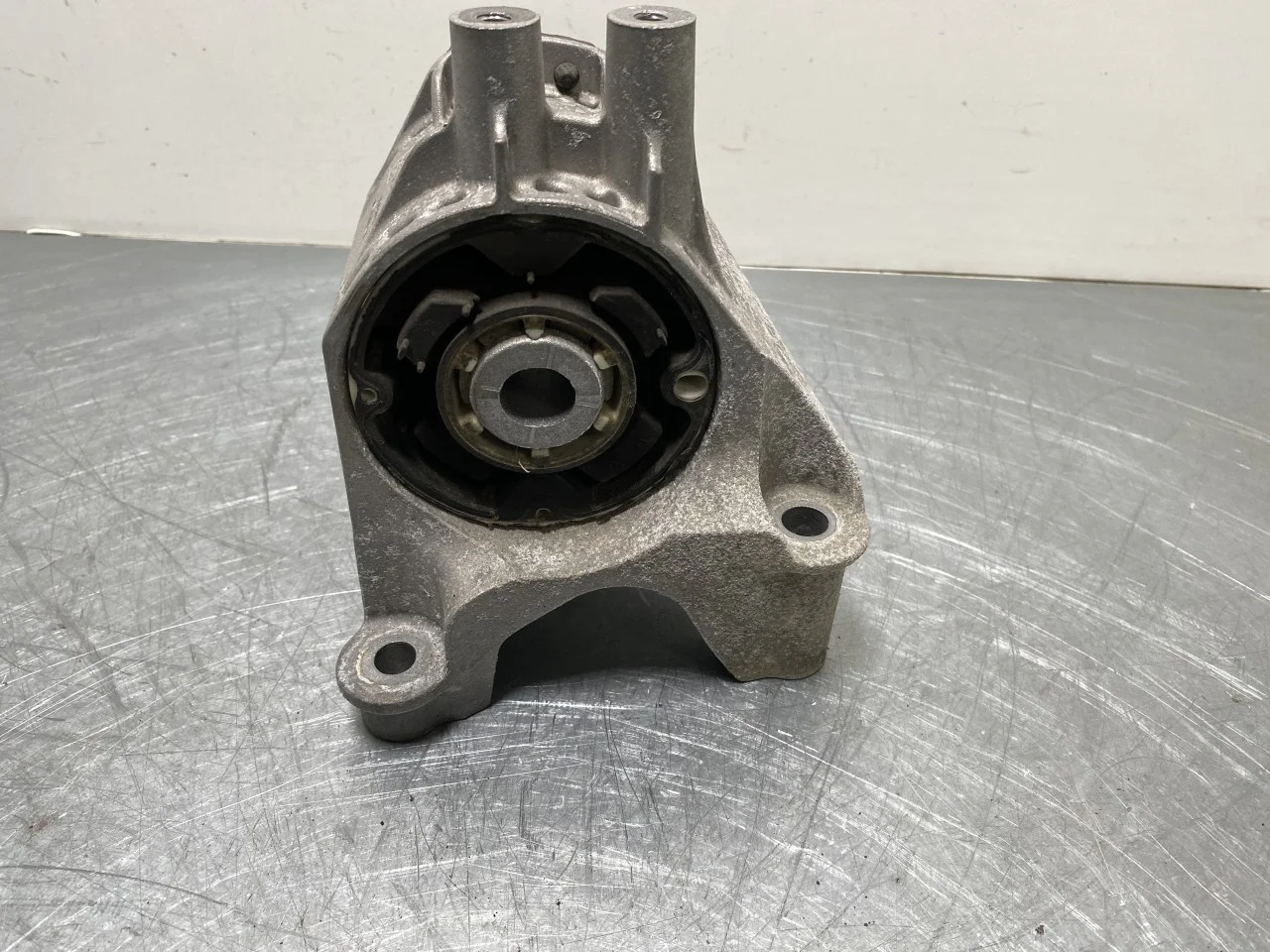 BMW I4 G26 2021-> Engine mount, steel / aluminum