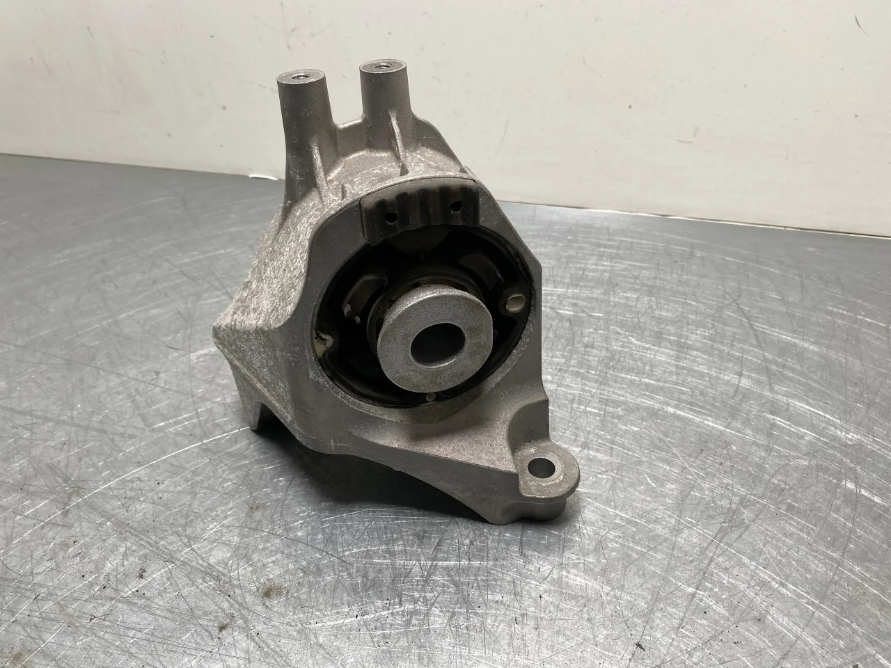 BMW I4 G26 2021-> Engine mount, steel / aluminum view 2
