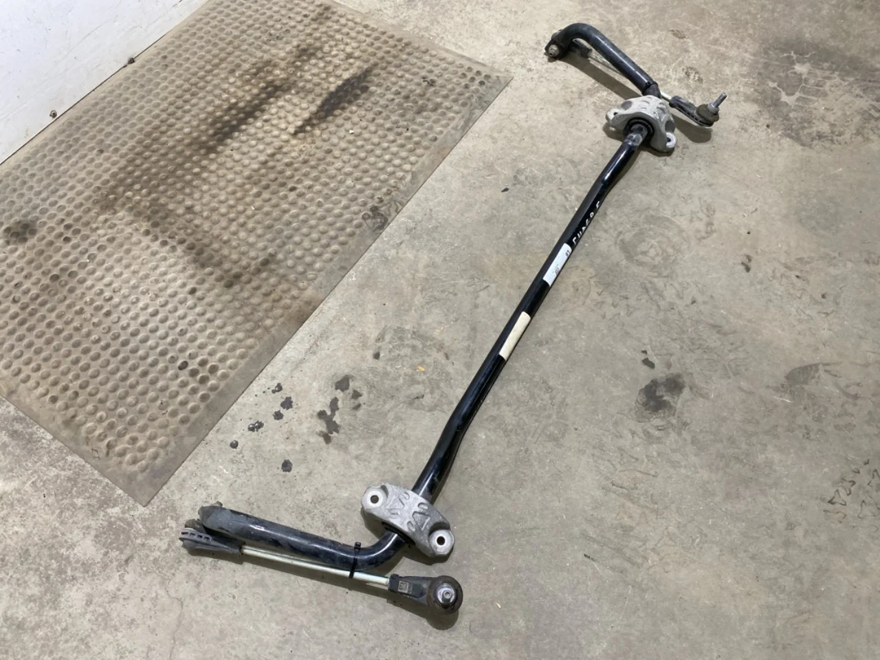 BMW I4 G26 2021-> Front stabilizer bar view 2