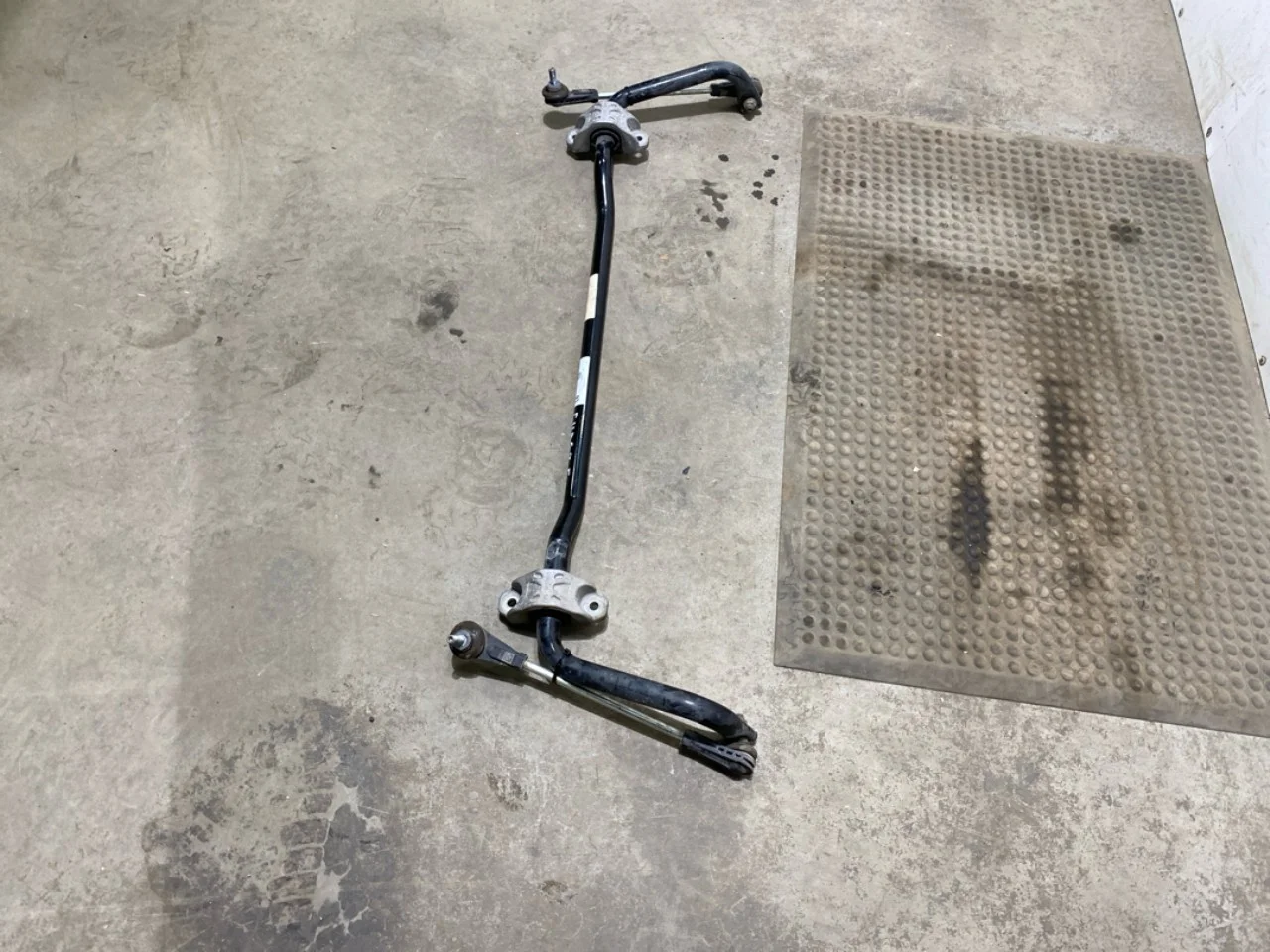 BMW I4 G26 2021-> Front stabilizer bar view 3