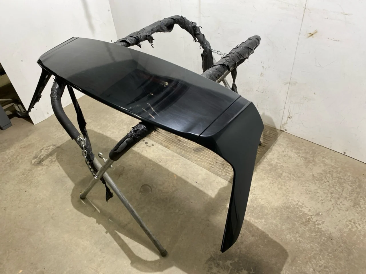 Nio ES8 23-24 Spoiler, tailgate view 3
