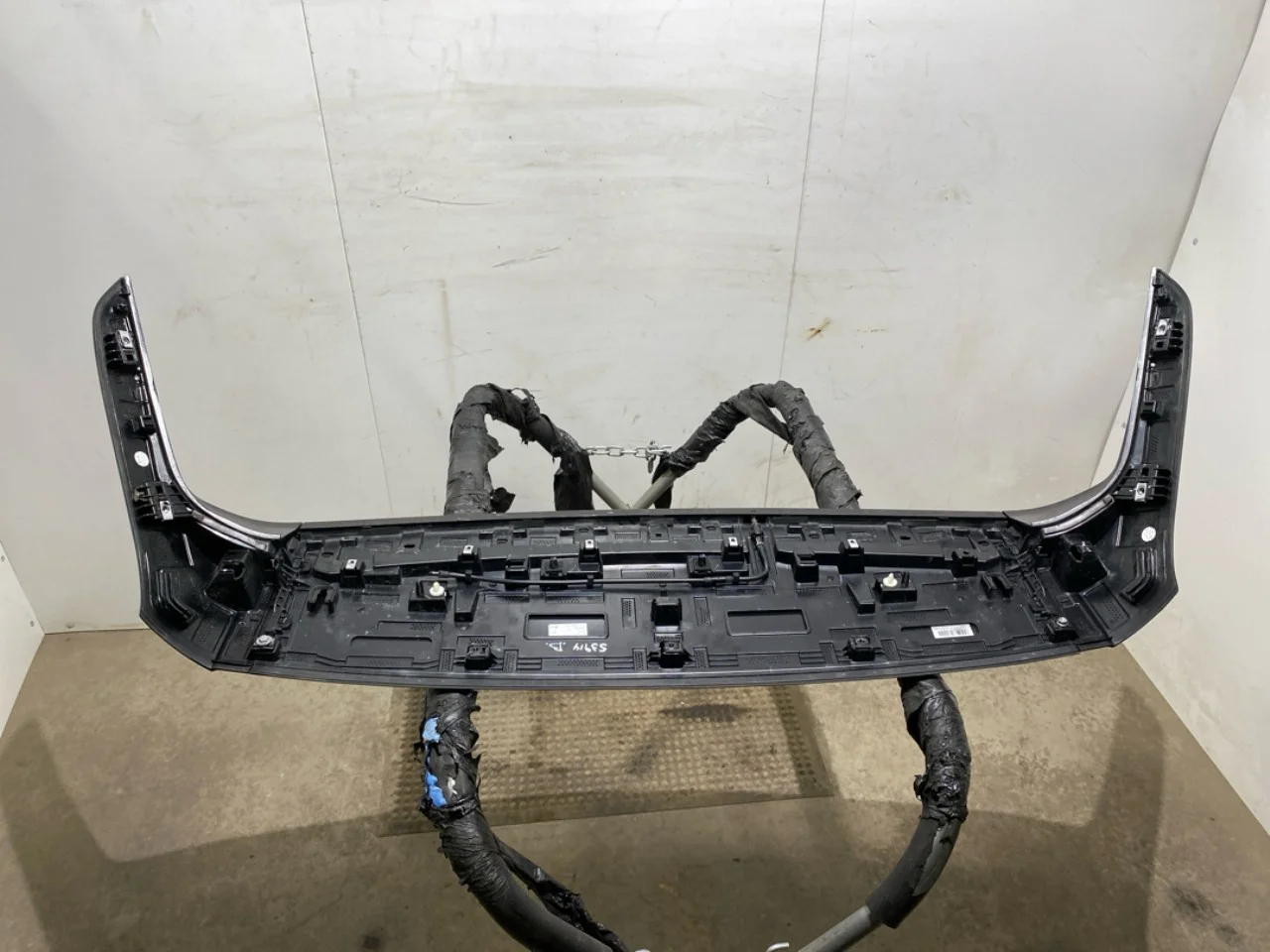 Nio ES8 23-24 Spoiler, tailgate view 4