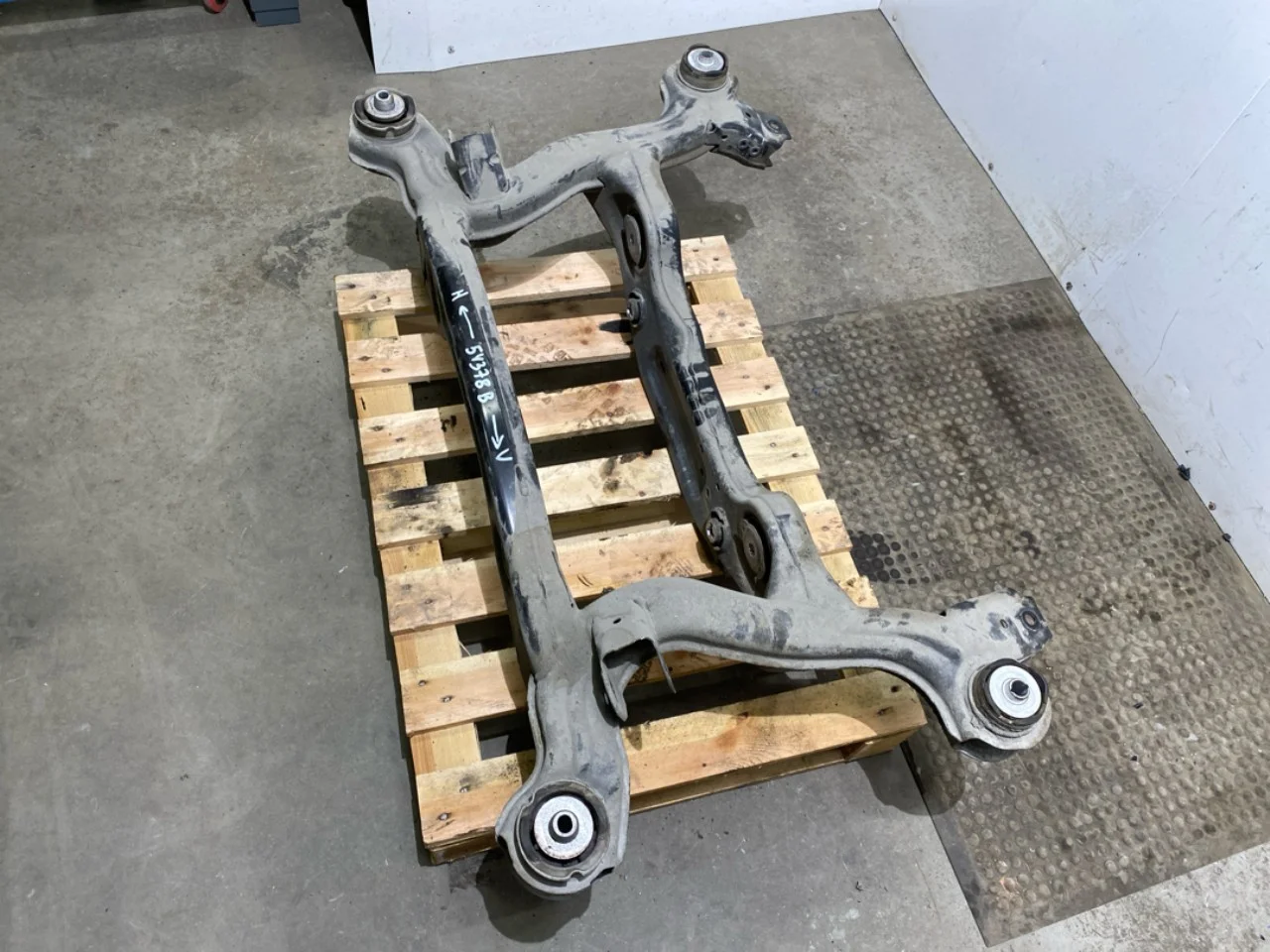 Mercedes EQA H243 2021- Hátsó híd kereszttartó / segédkeret nézet 2