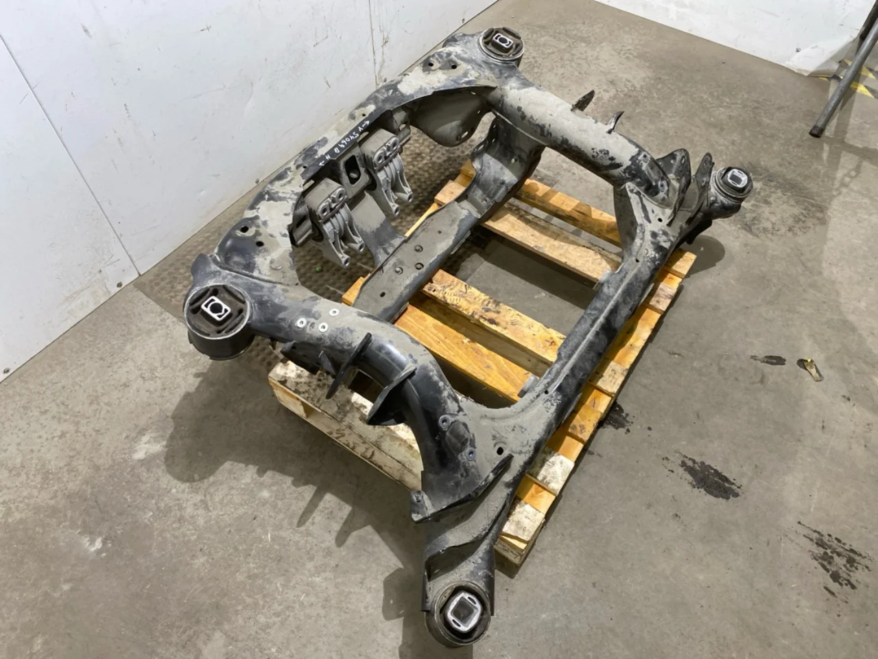 BMW I4 G26 2021-> Hátsó híd kereszttartó / segédkeret nézet 2