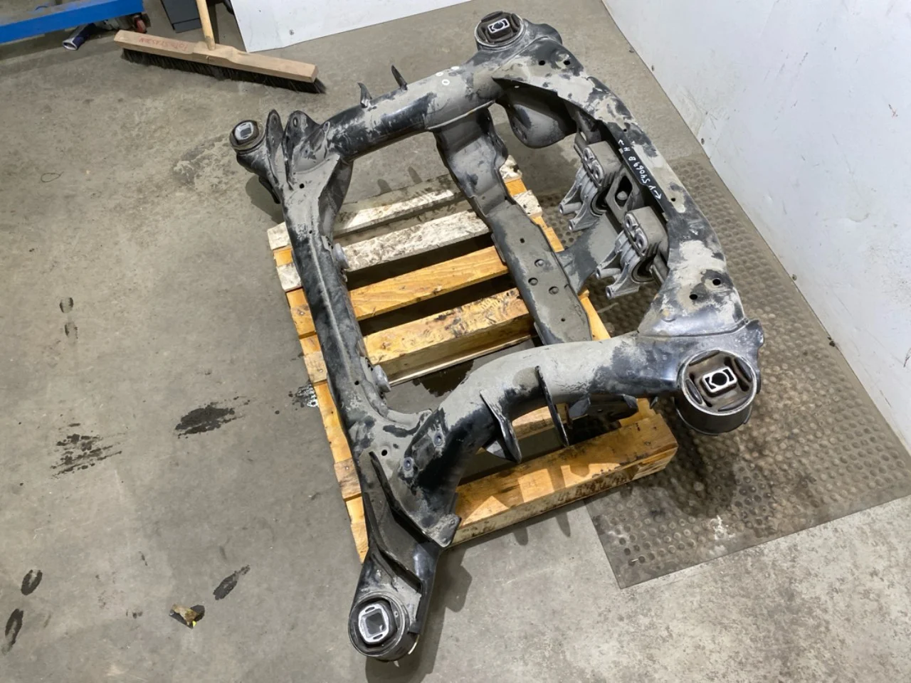 BMW I4 G26 2021-> Hátsó híd kereszttartó / segédkeret nézet 3