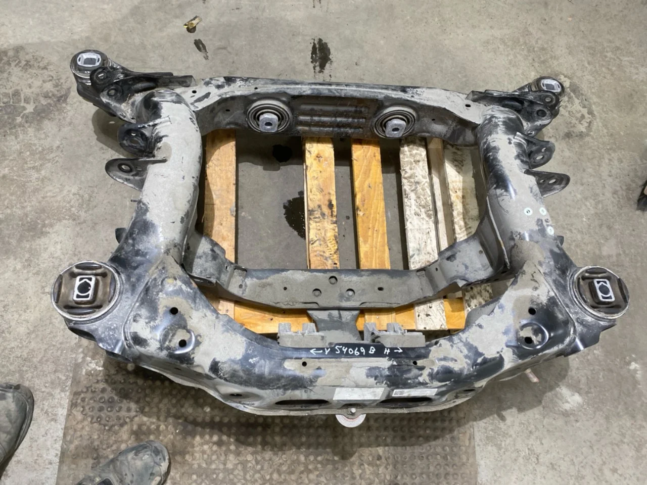 BMW I4 G26 2021-> Hátsó híd kereszttartó / segédkeret nézet 4