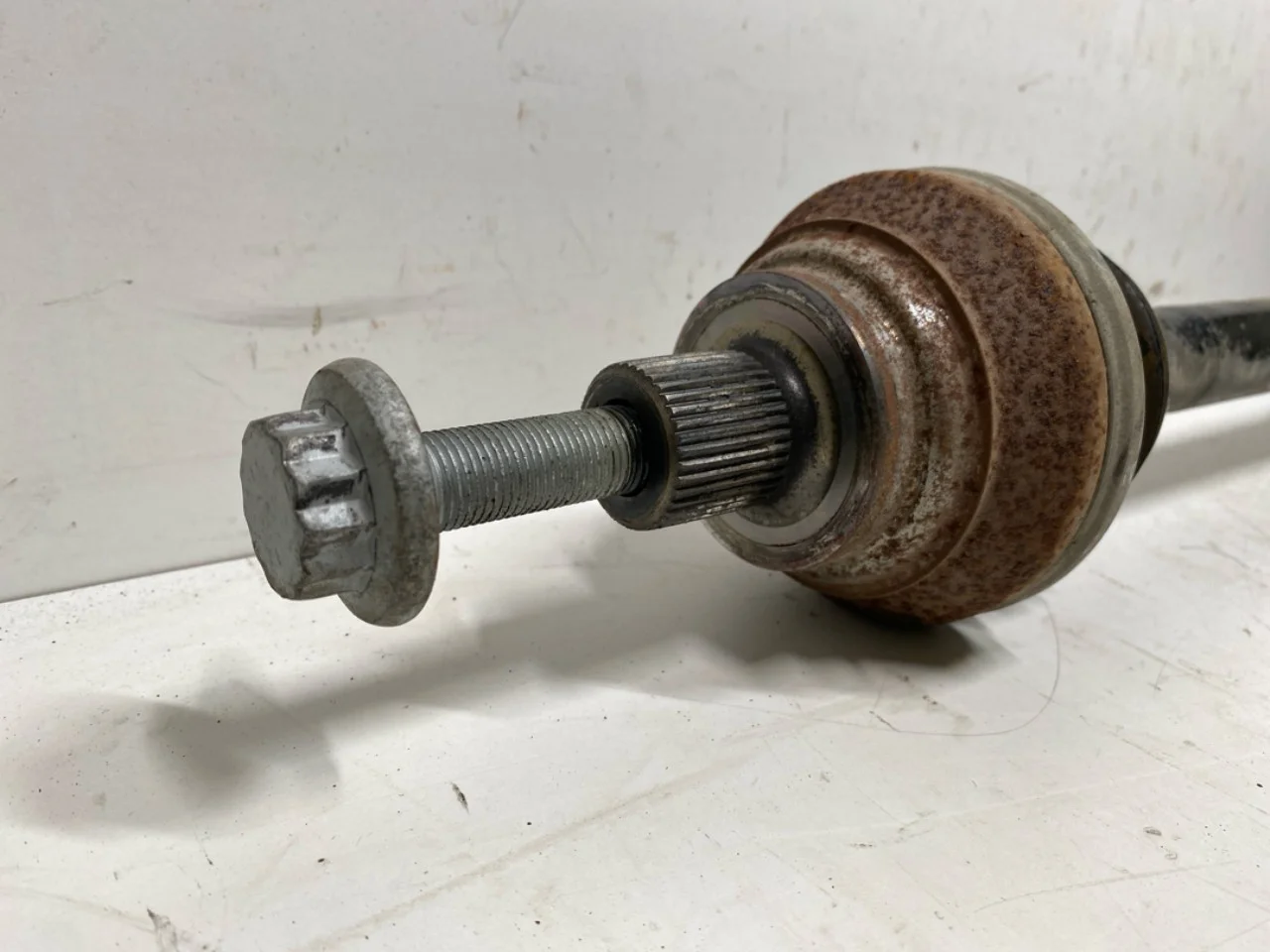 Volkswagen ID.4 2021- Rear left driveshaft view 2