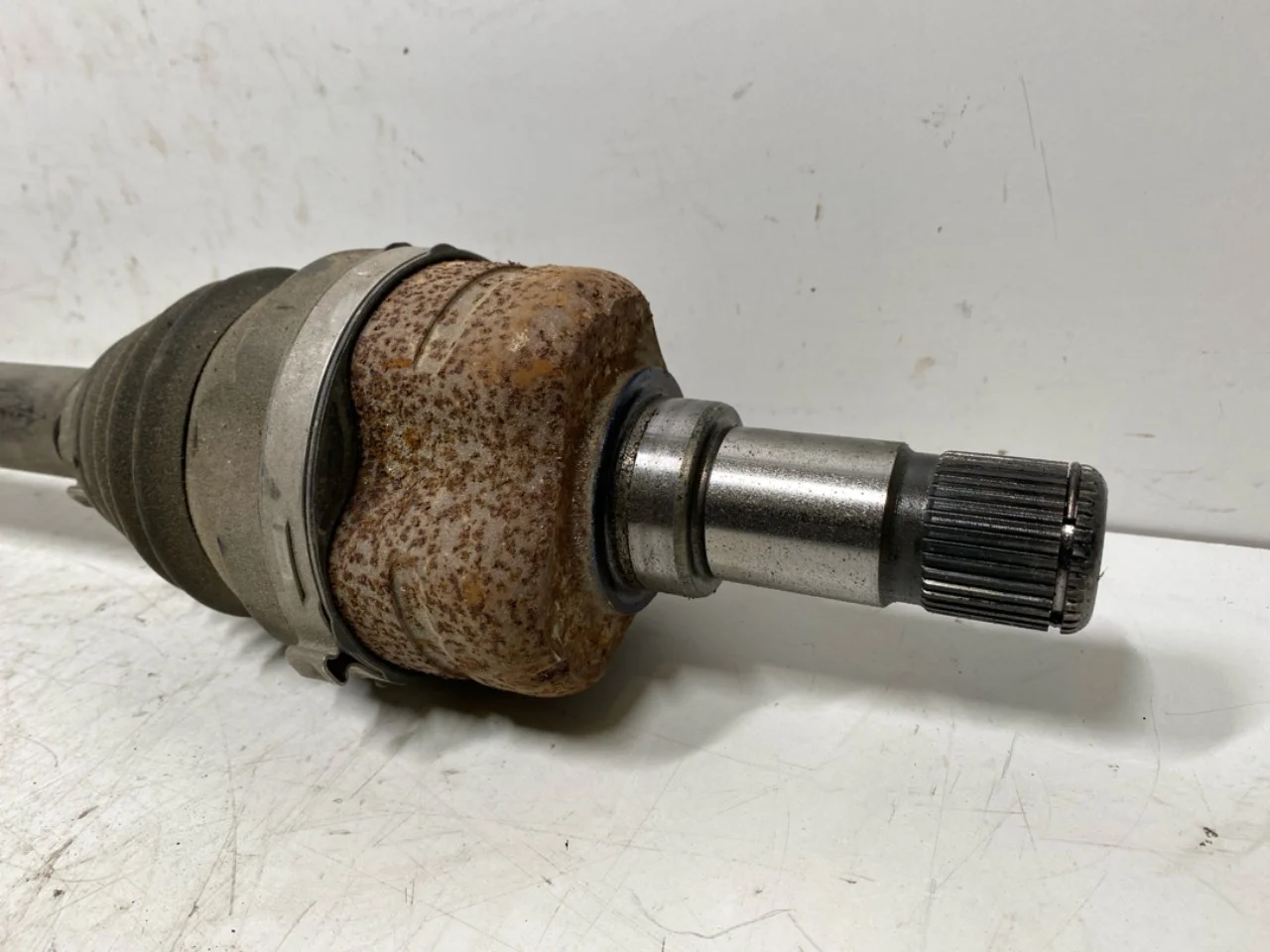 Volkswagen ID.4 2021- Rear left driveshaft view 3