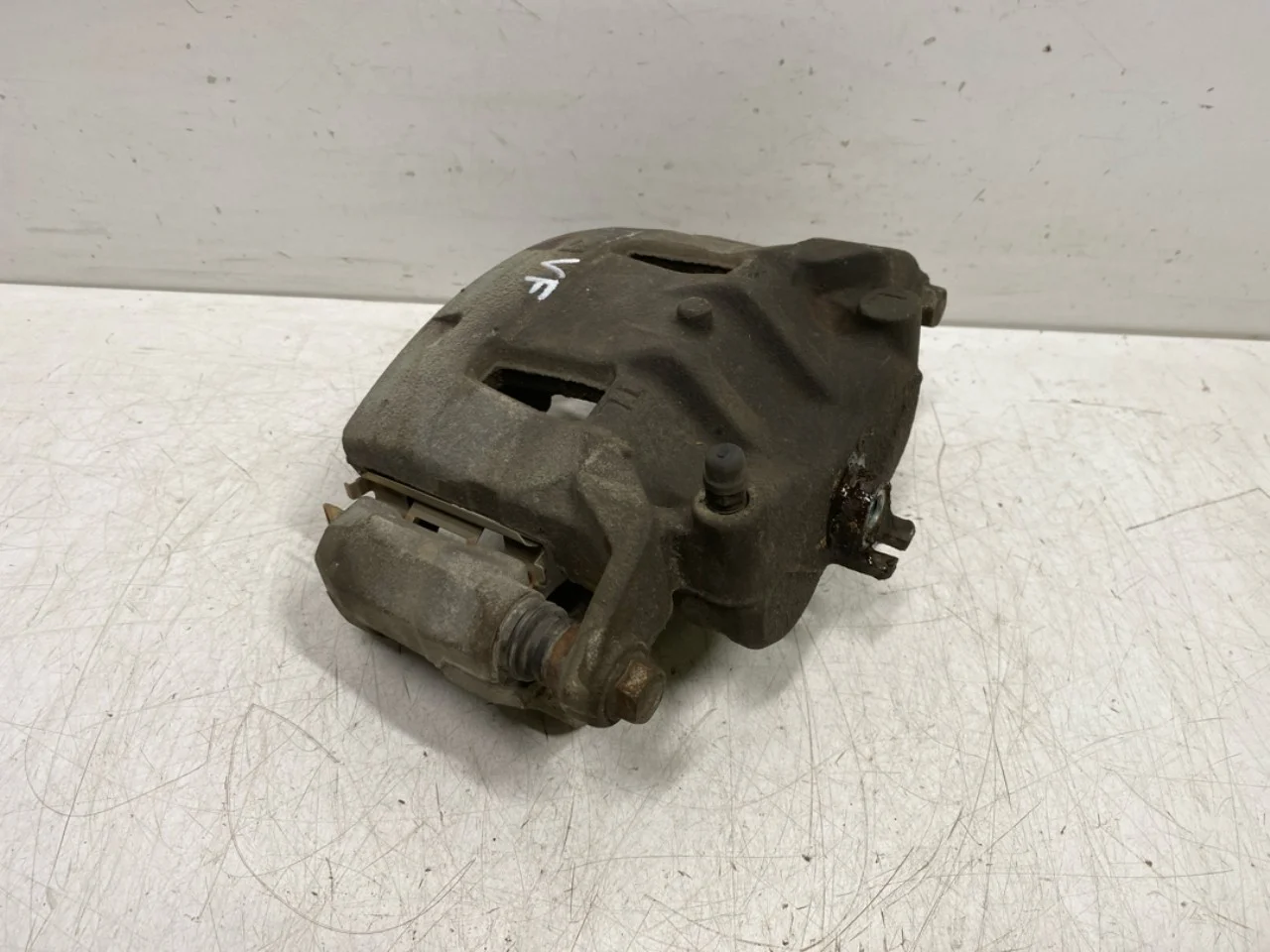 Nissan LEAF 2017-24 Front left brake caliper view 3