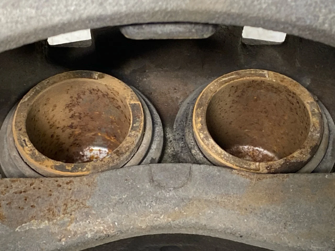 Nissan LEAF 2017-24 Front left brake caliper view 4