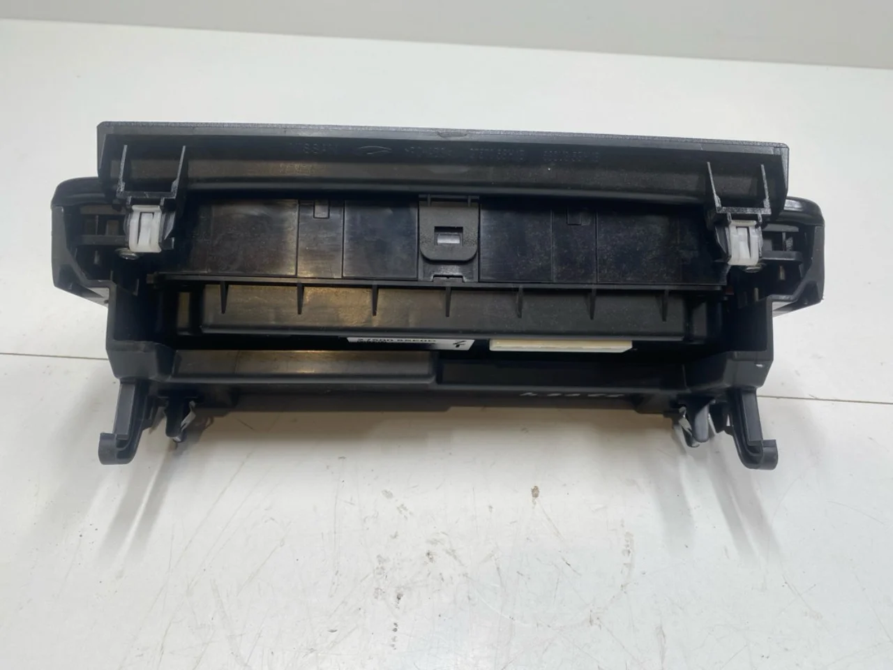 Nissan LEAF 2017-24 Heater control unit view 3