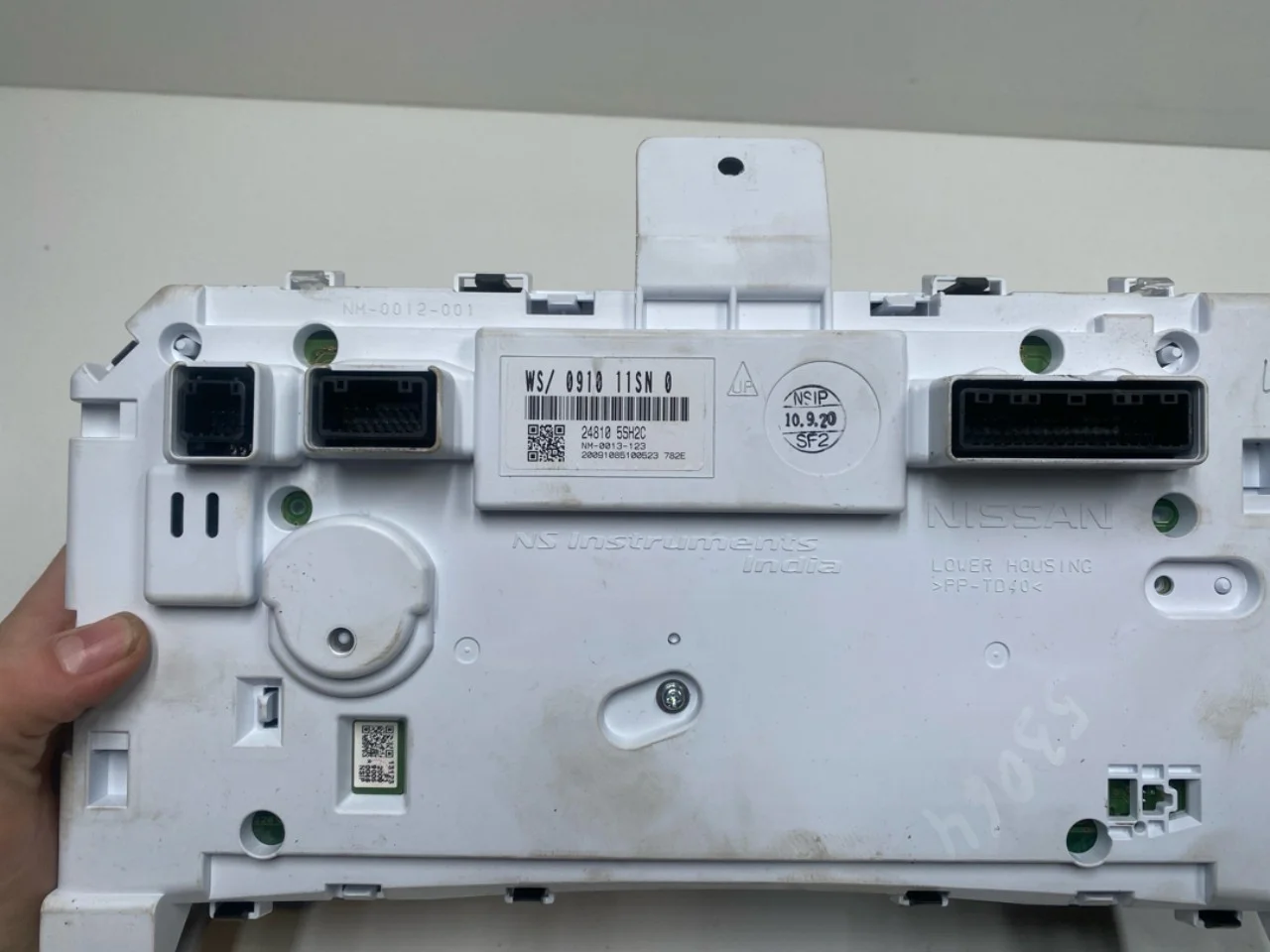 Nissan LEAF 2017-24 Instrument cluster assembly view 4