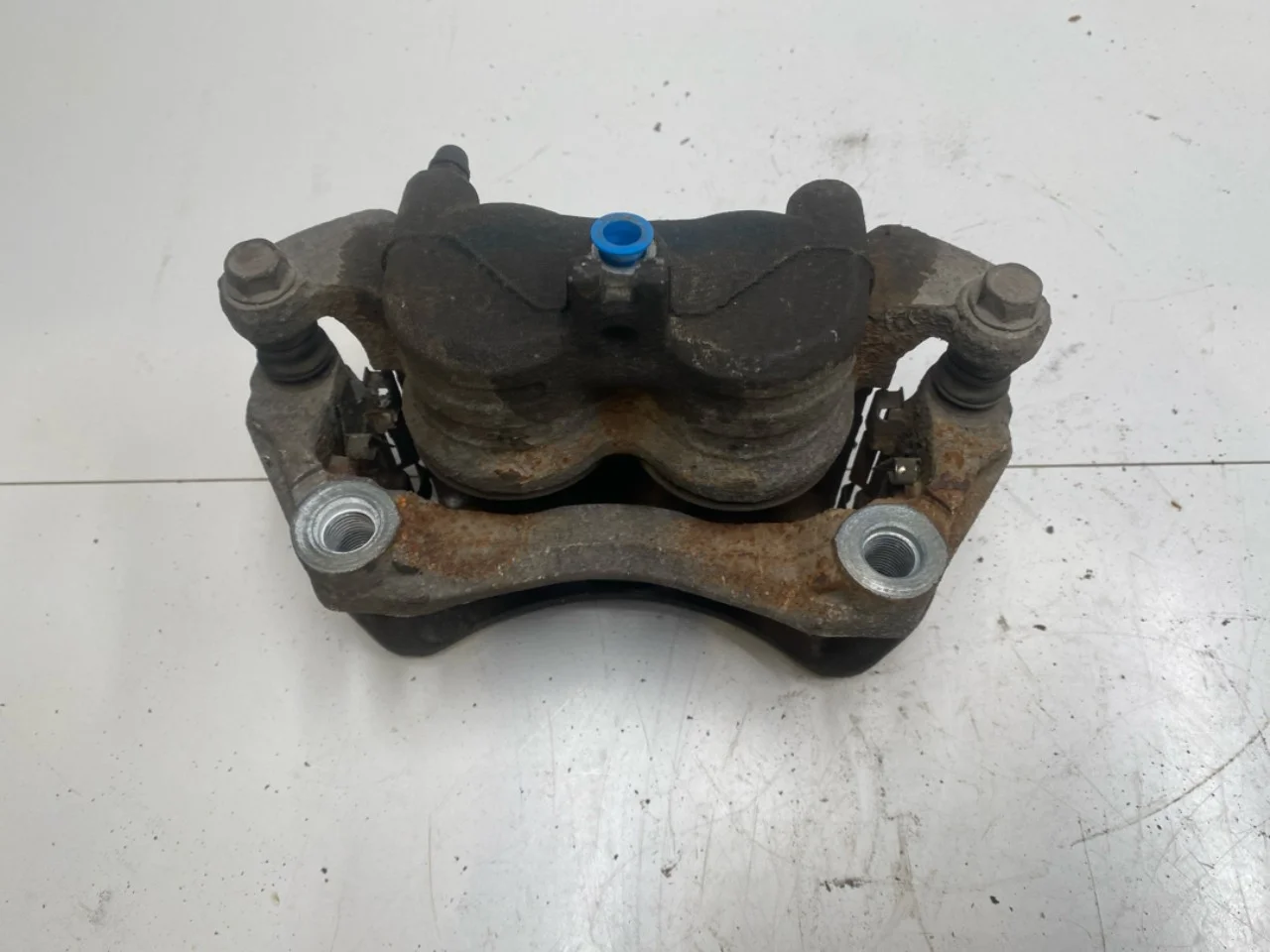 Nissan LEAF 2017-24 Front left brake caliper view 2