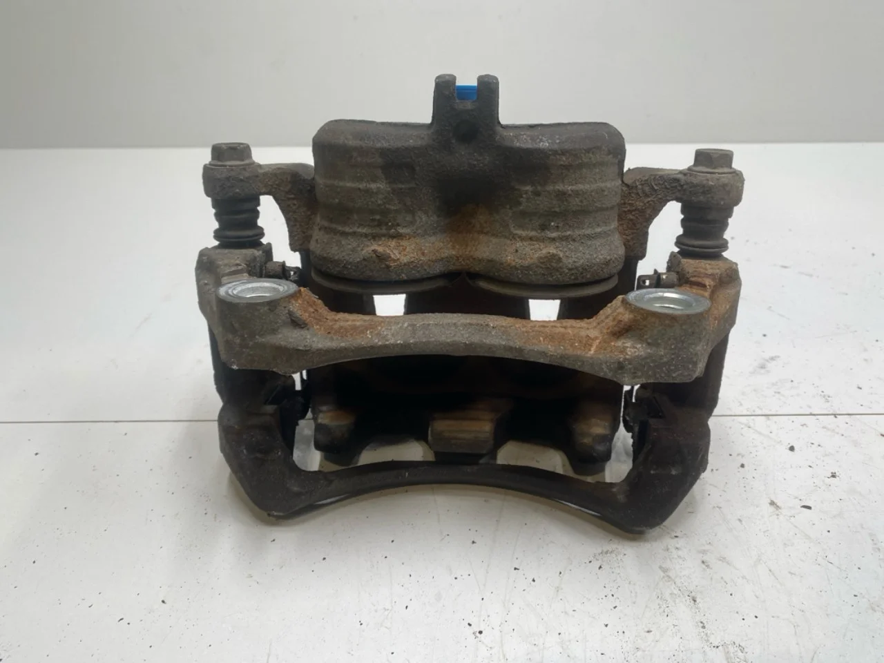 Nissan LEAF 2017-24 Front left brake caliper view 3